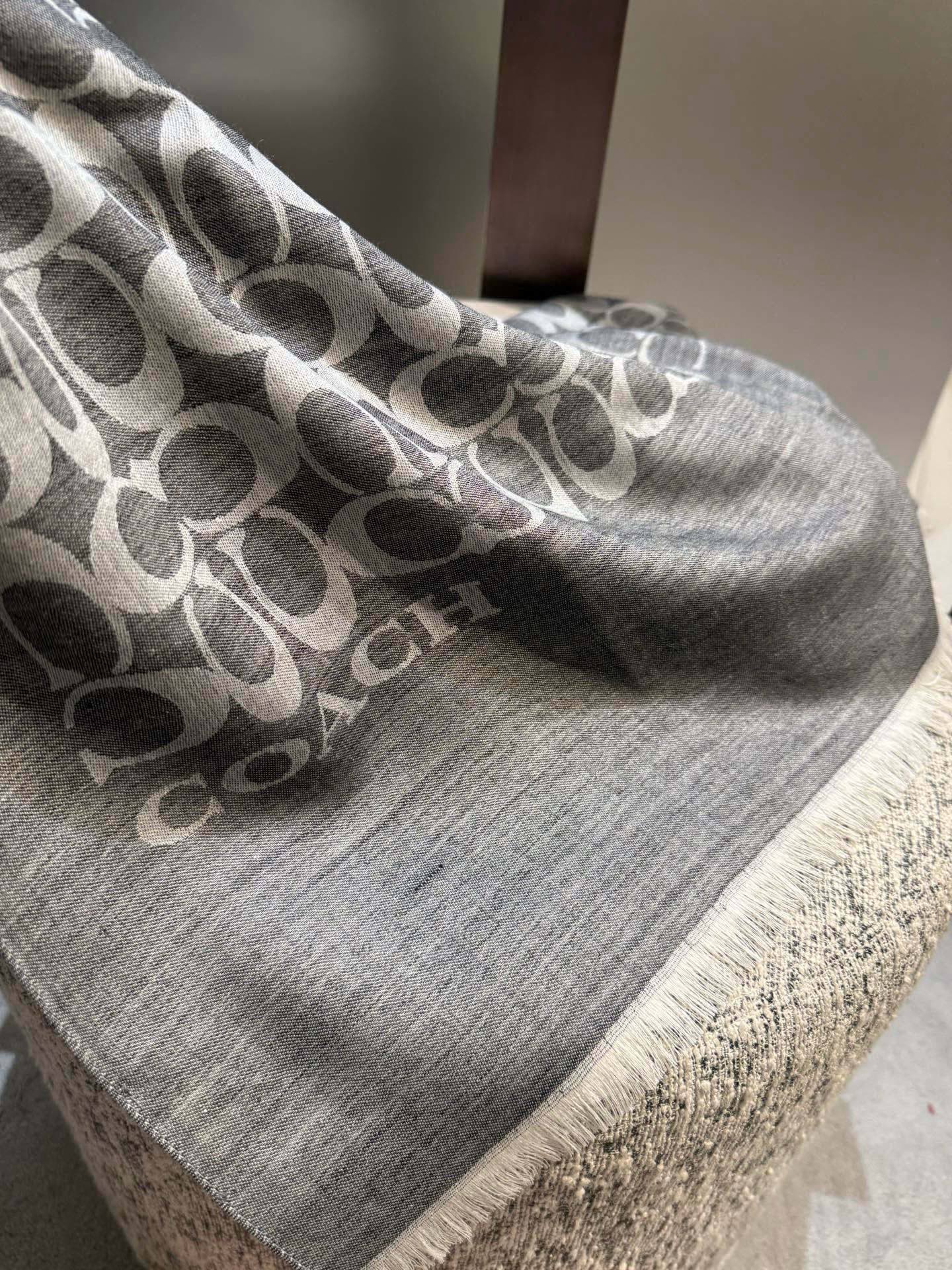 PCoach经典款围巾/大披肩。每个颜色都好看!超级舒适的款，大气奢华，中等厚度，可做披肩，办公室冷气足