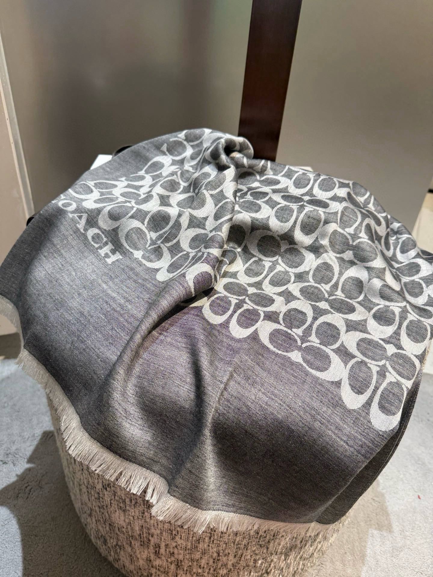 PCoach经典款围巾/大披肩。每个颜色都好看!超级舒适的款，大气奢华，中等厚度，可做披肩，办公室冷气足