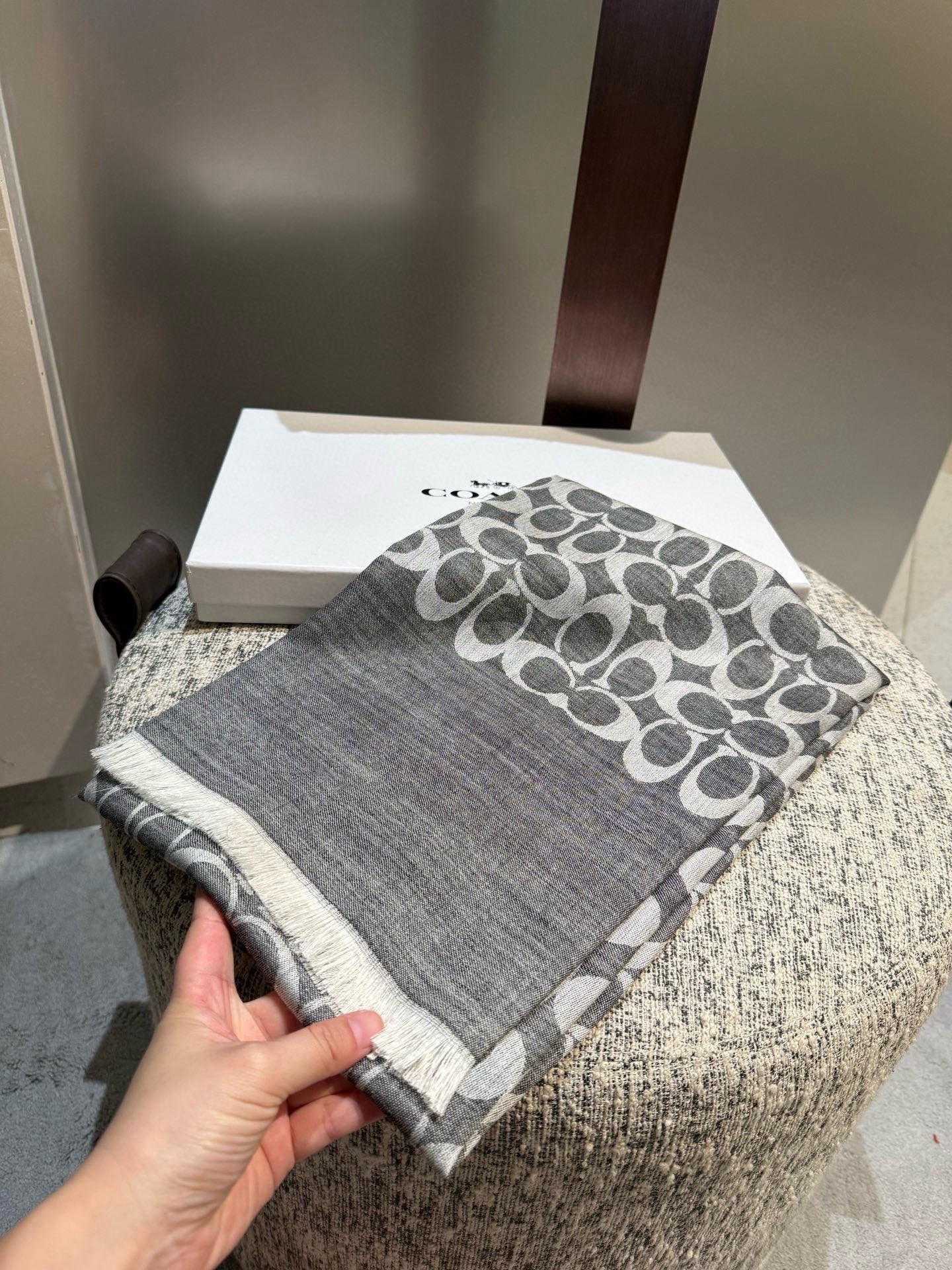 PCoach经典款围巾/大披肩。每个颜色都好看!超级舒适的款，大气奢华，中等厚度，可做披肩，办公室冷气足