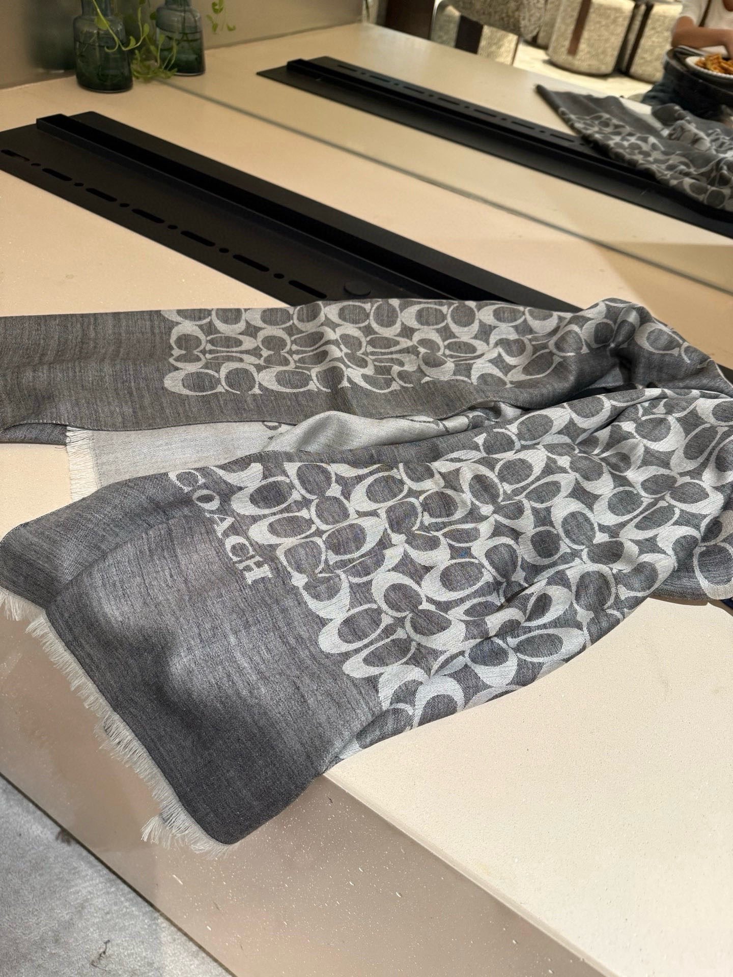 PCoach经典款围巾/大披肩。每个颜色都好看!超级舒适的款，大气奢华，中等厚度，可做披肩，办公室冷气足