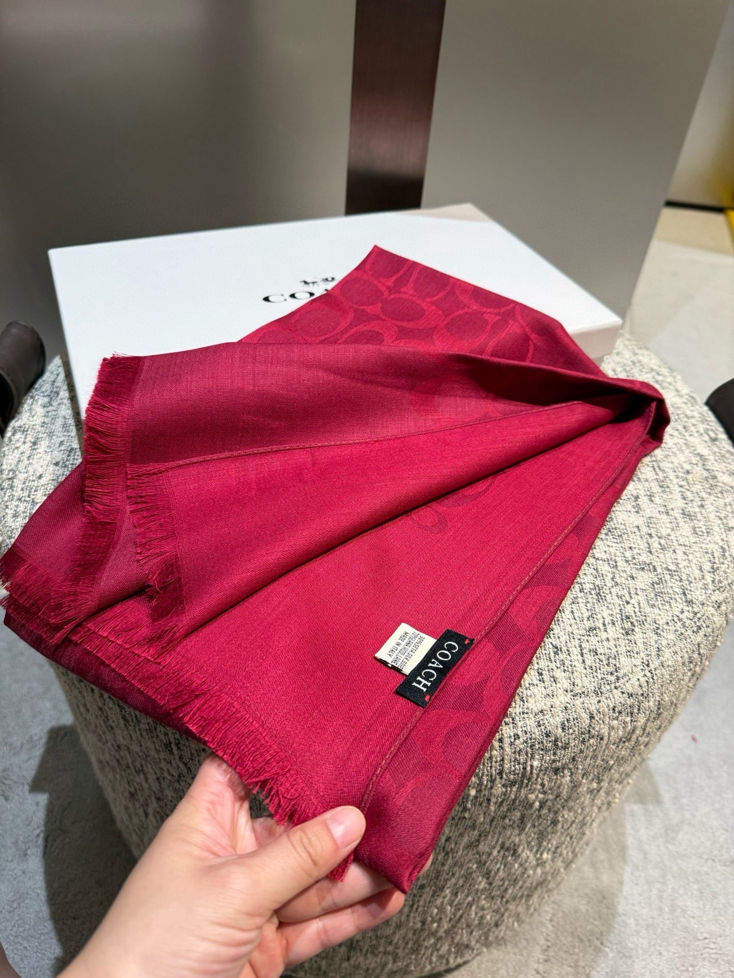 PCoach经典款围巾/大披肩。每个颜色都好看!超级舒适的款，大气奢华，中等厚度，可做披肩，办公室冷气足