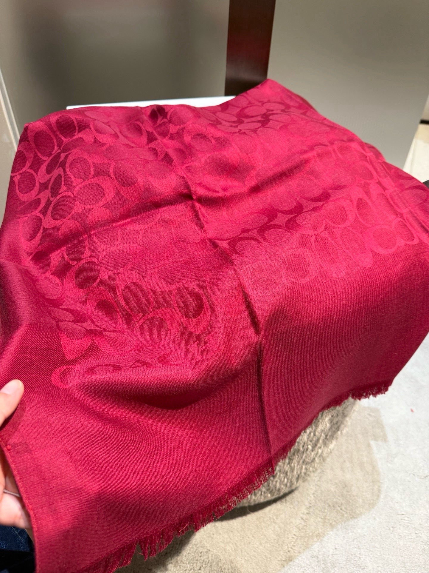 PCoach经典款围巾/大披肩。每个颜色都好看!超级舒适的款，大气奢华，中等厚度，可做披肩，办公室冷气足