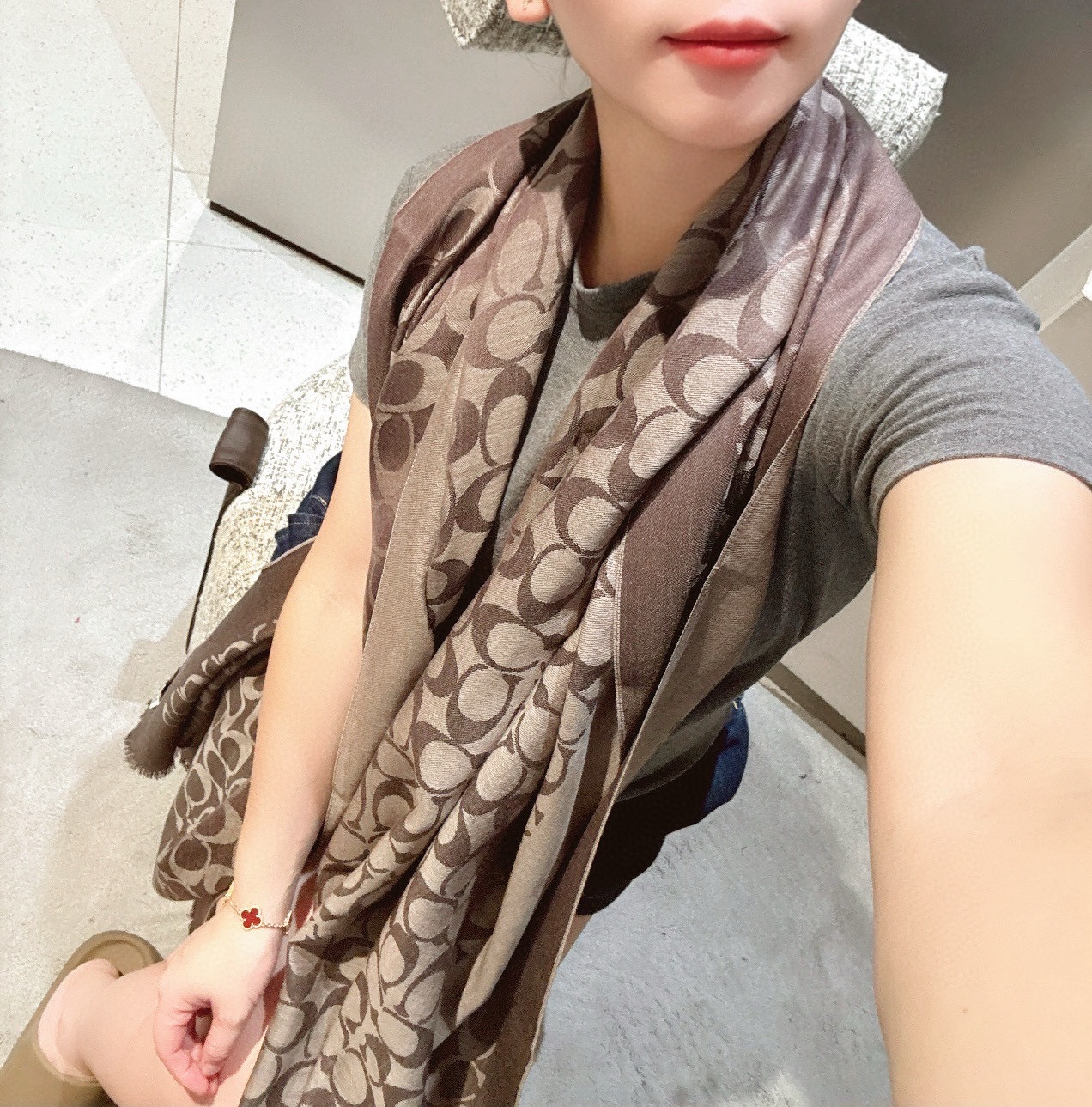 PCoach经典款围巾/大披肩。每个颜色都好看!超级舒适的款，大气奢华，中等厚度，可做披肩，办公室冷气足