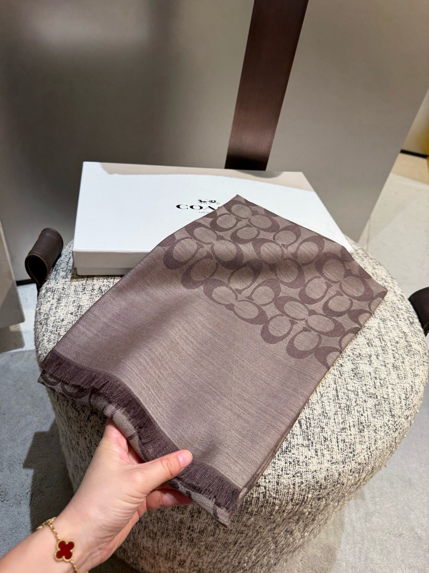 PCoach经典款围巾/大披肩。每个颜色都好看!超级舒适的款，大气奢华，中等厚度，可做披肩，办公室冷气足