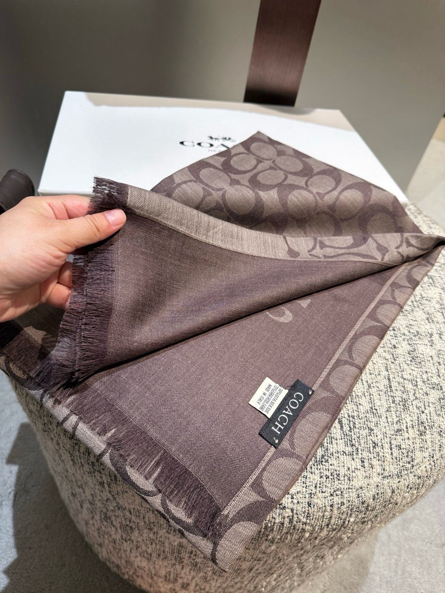 PCoach经典款围巾/大披肩。每个颜色都好看!超级舒适的款，大气奢华，中等厚度，可做披肩，办公室冷气足