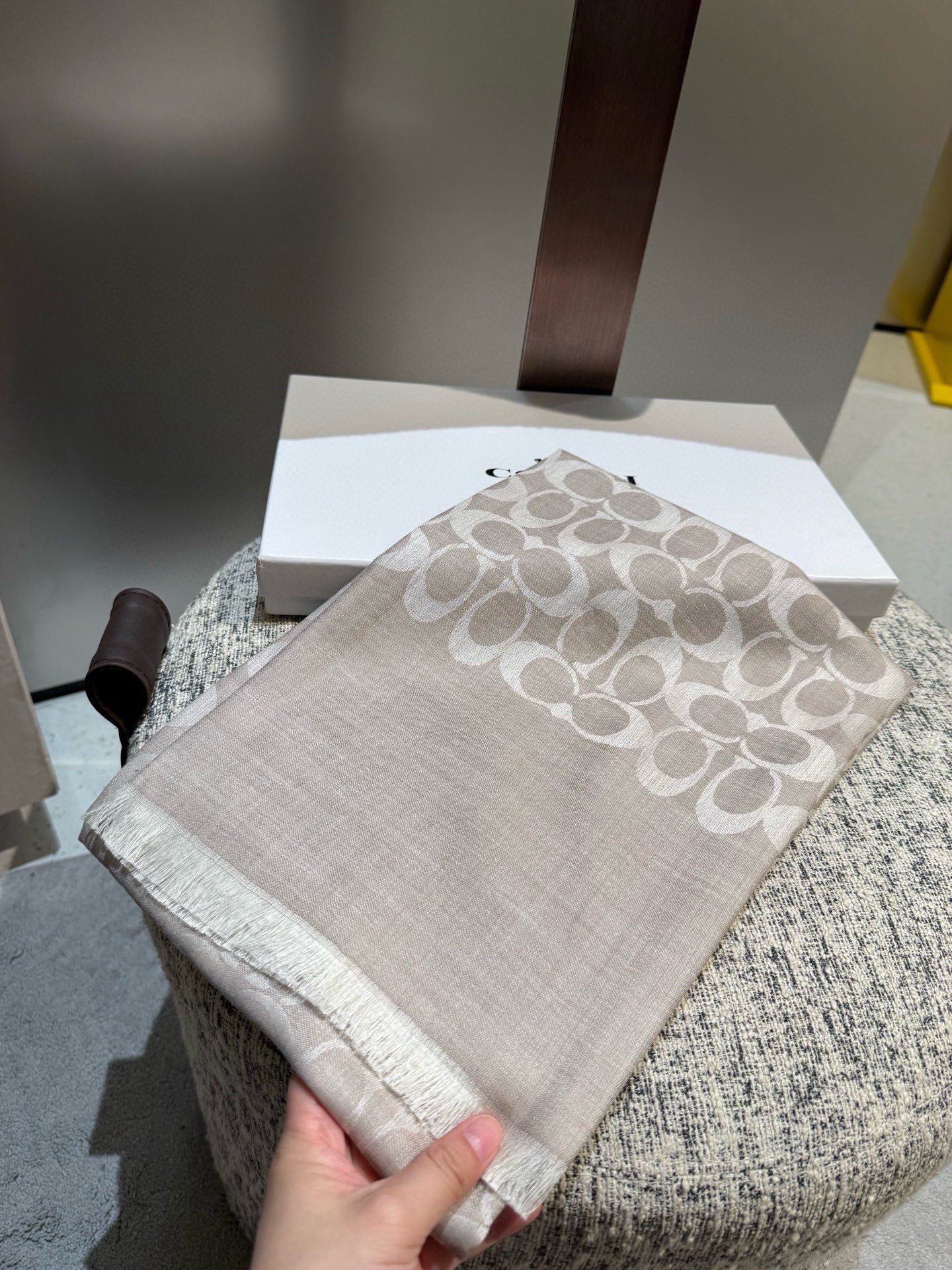 PCoach经典款围巾/大披肩。每个颜色都好看!超级舒适的款，大气奢华，中等厚度，可做披肩，办公室冷气足