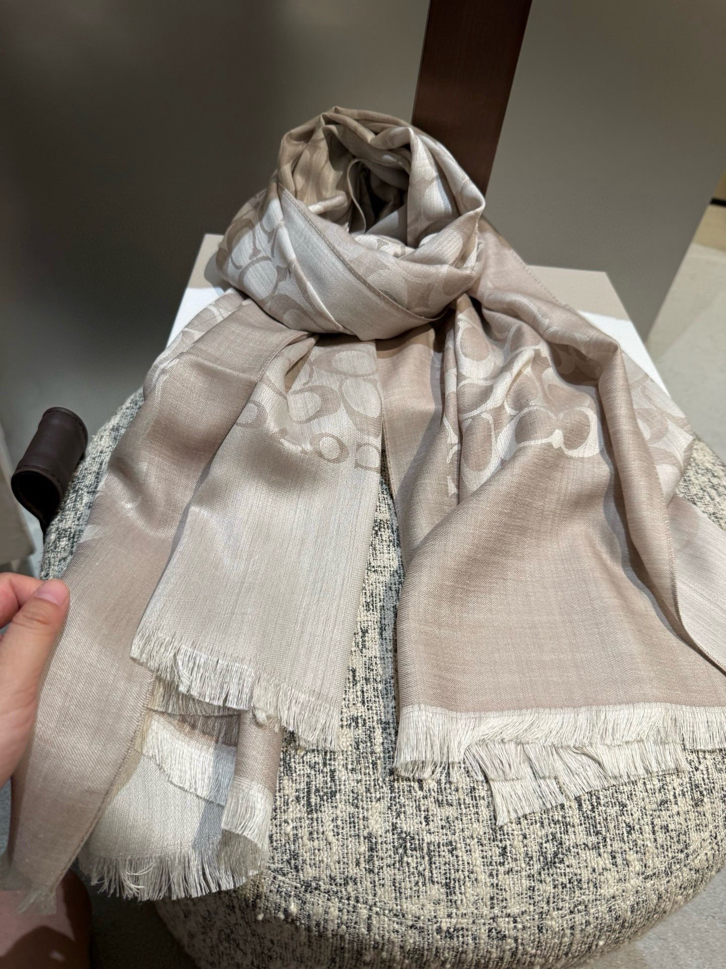 PCoach经典款围巾/大披肩。每个颜色都好看!超级舒适的款，大气奢华，中等厚度，可做披肩，办公室冷气足