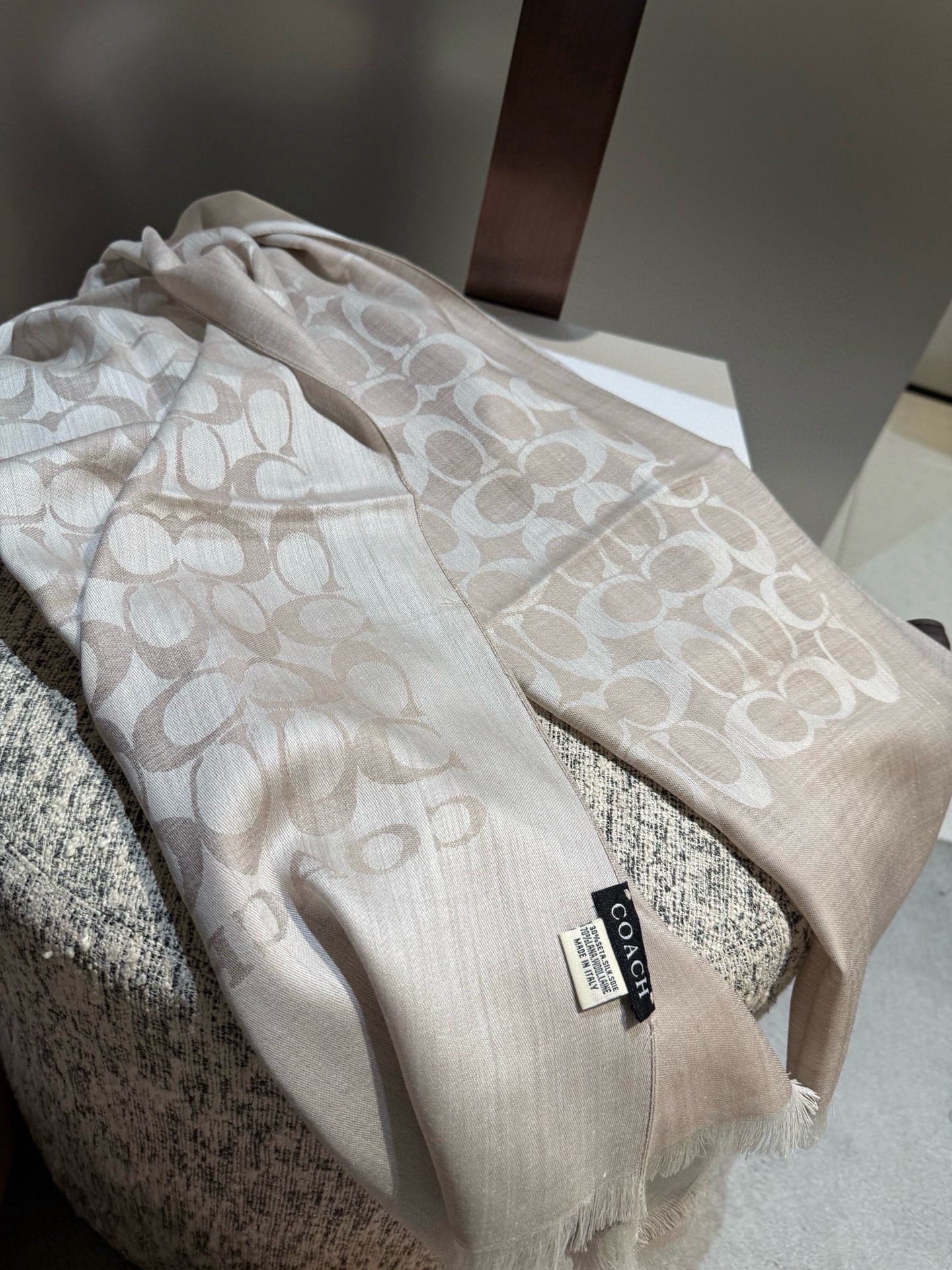 PCoach经典款围巾/大披肩。每个颜色都好看!超级舒适的款，大气奢华，中等厚度，可做披肩，办公室冷气足