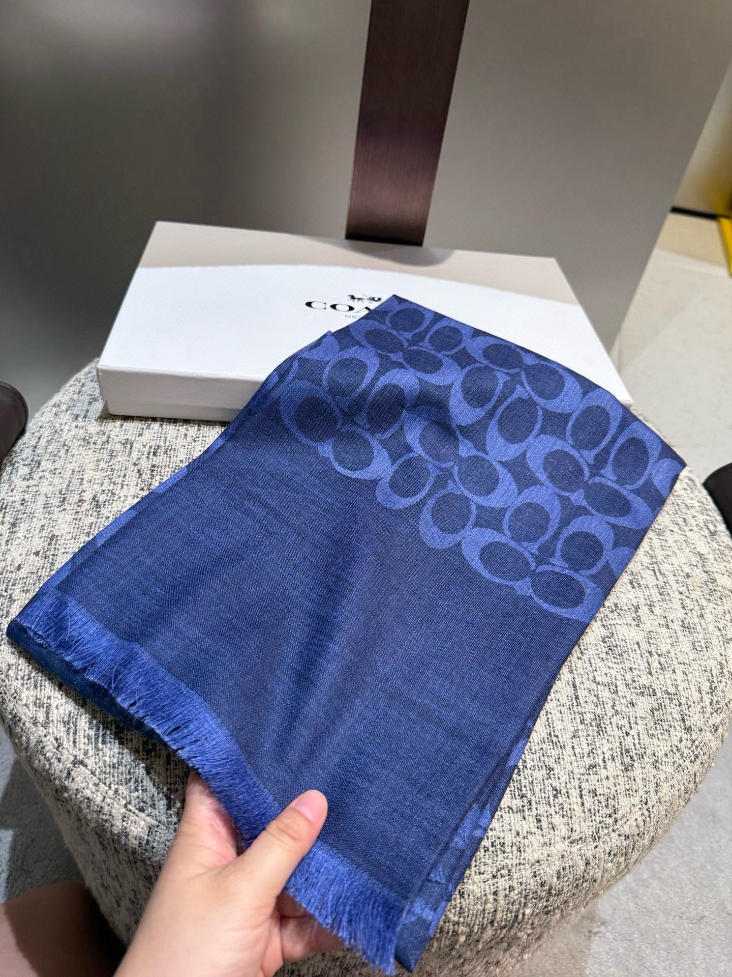 PCoach经典款围巾/大披肩。每个颜色都好看!超级舒适的款，大气奢华，中等厚度，可做披肩，办公室冷气足