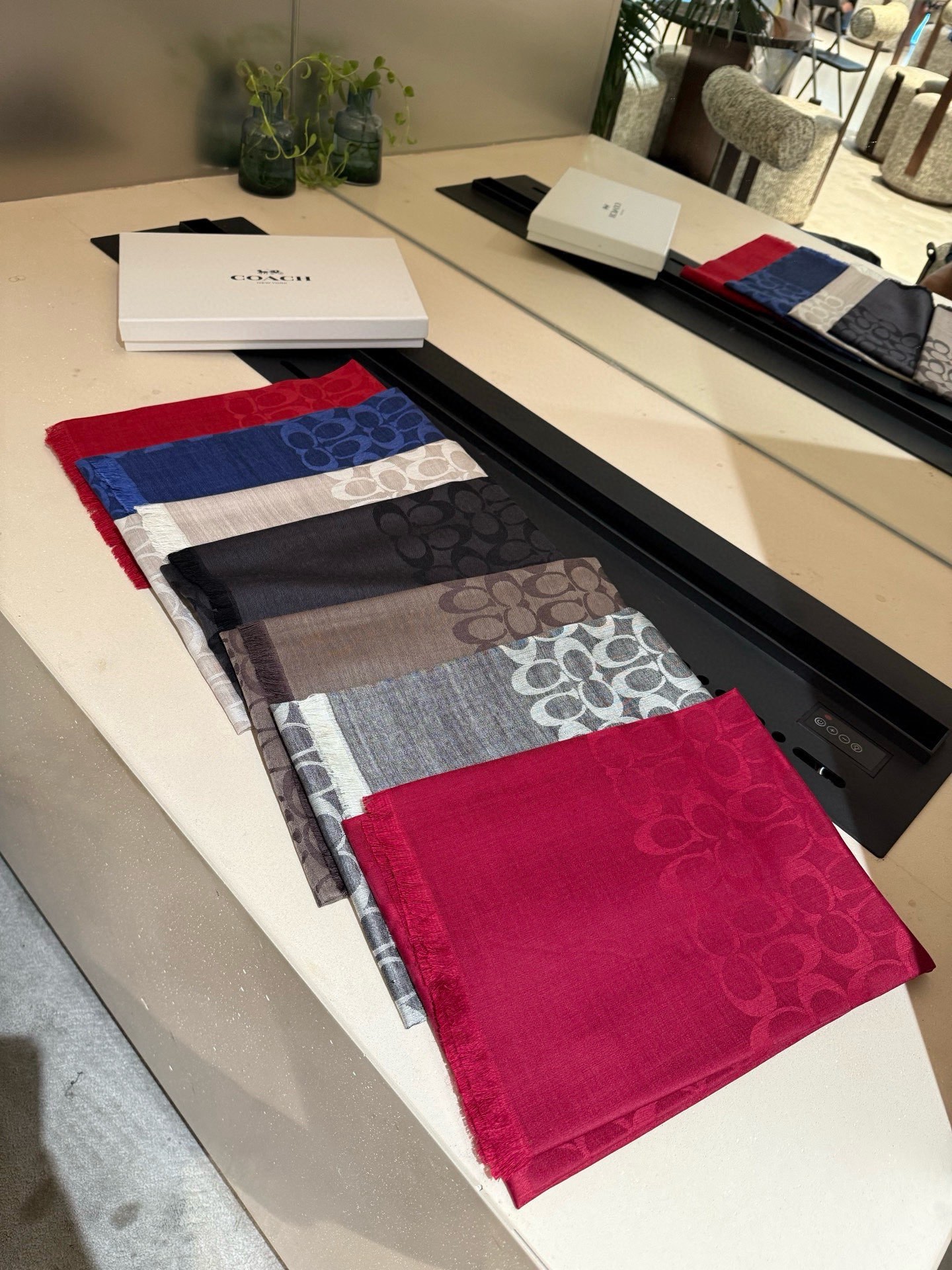 PCoach经典款围巾/大披肩。每个颜色都好看!超级舒适的款，大气奢华，中等厚度，可做披肩，办公室冷气足