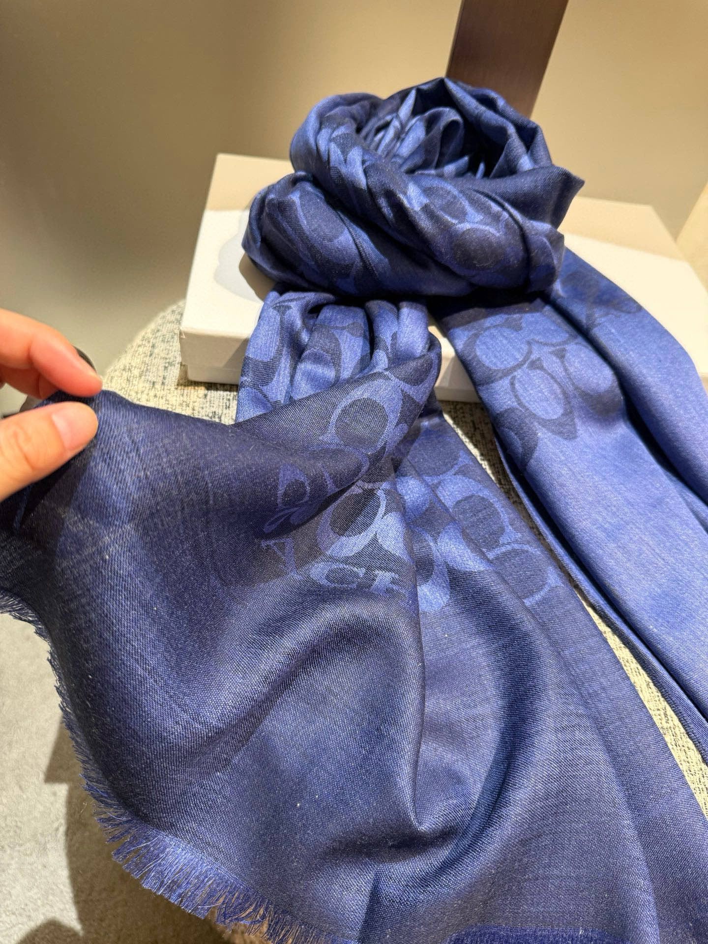 PCoach经典款围巾/大披肩。每个颜色都好看!超级舒适的款，大气奢华，中等厚度，可做披肩，办公室冷气足