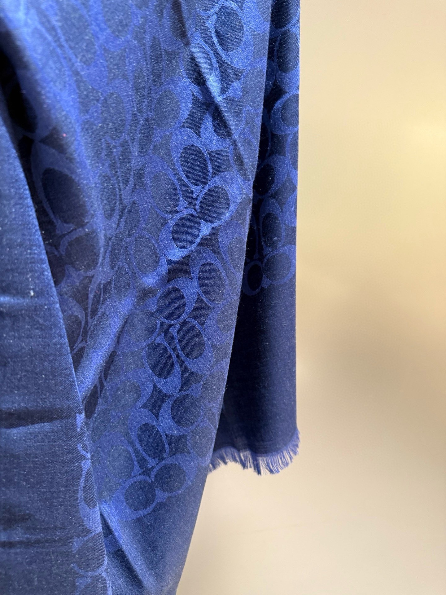 PCoach经典款围巾/大披肩。每个颜色都好看!超级舒适的款，大气奢华，中等厚度，可做披肩，办公室冷气足