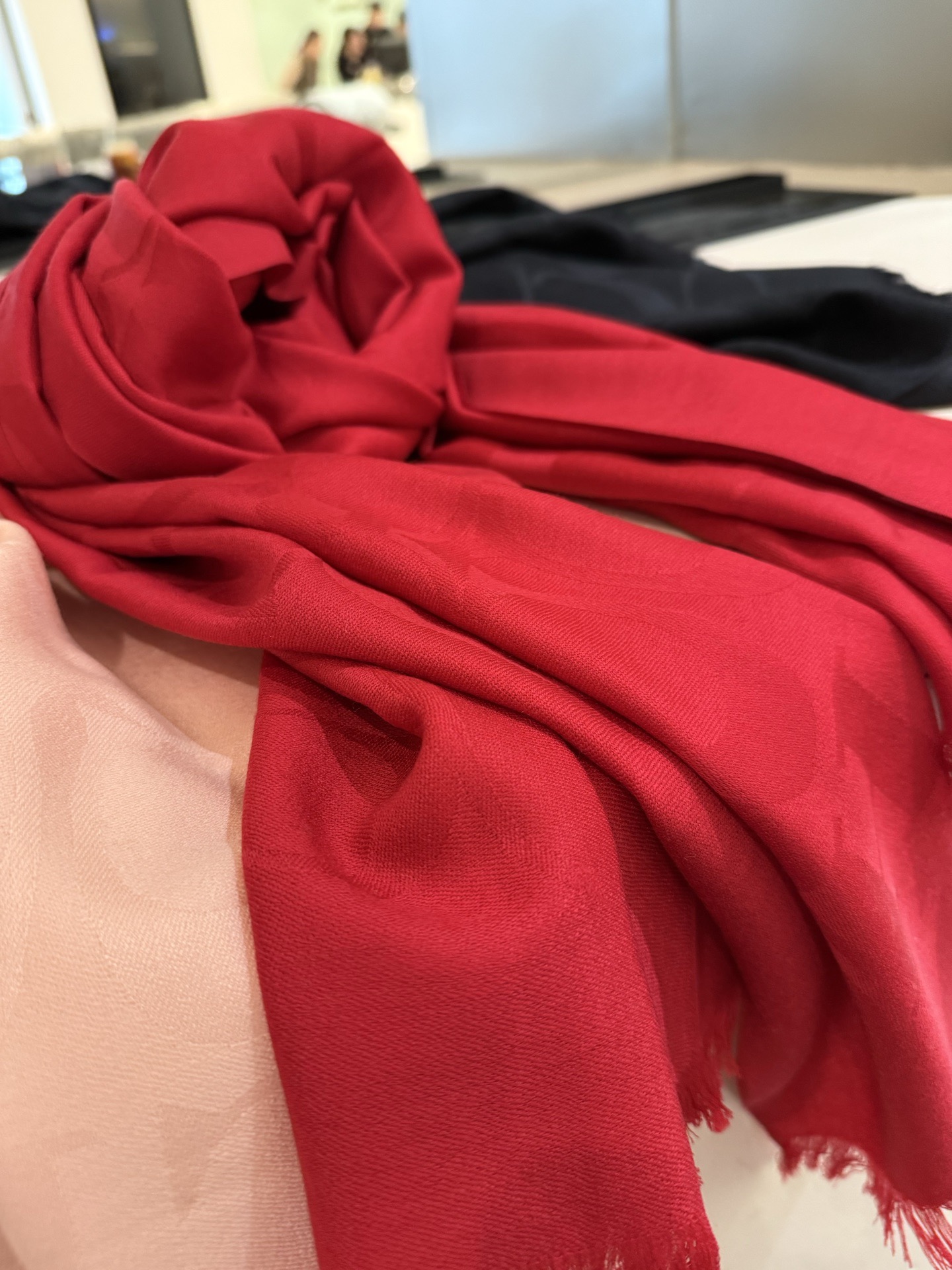 PCoach经典款围巾/大披肩。每个颜色都好看!超级舒适的款，大气奢华，中等厚度，可做披肩，办公室冷气足