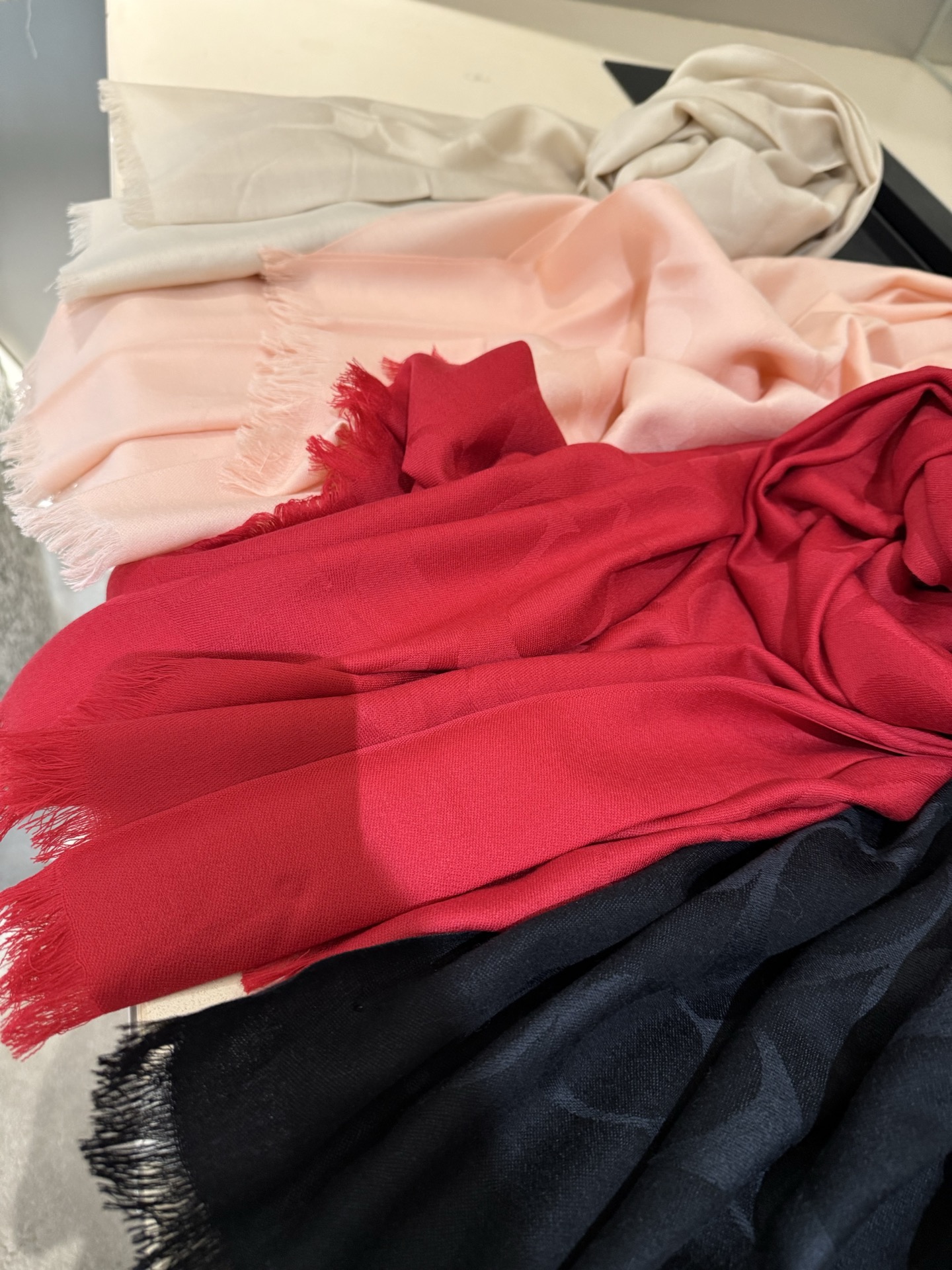 PCoach经典款围巾/大披肩。每个颜色都好看!超级舒适的款，大气奢华，中等厚度，可做披肩，办公室冷气足