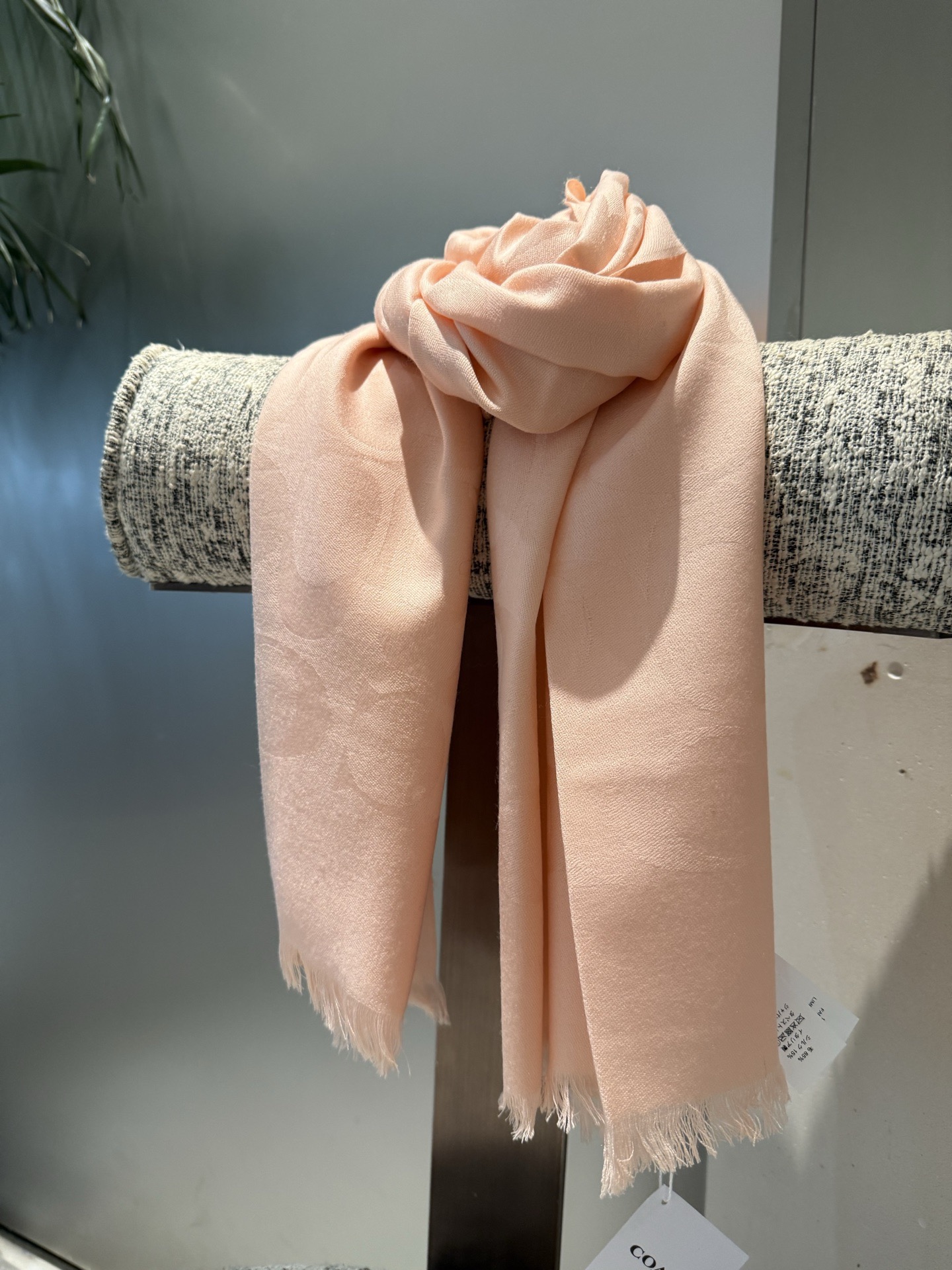 PCoach经典款围巾/大披肩。每个颜色都好看!超级舒适的款，大气奢华，中等厚度，可做披肩，办公室冷气足