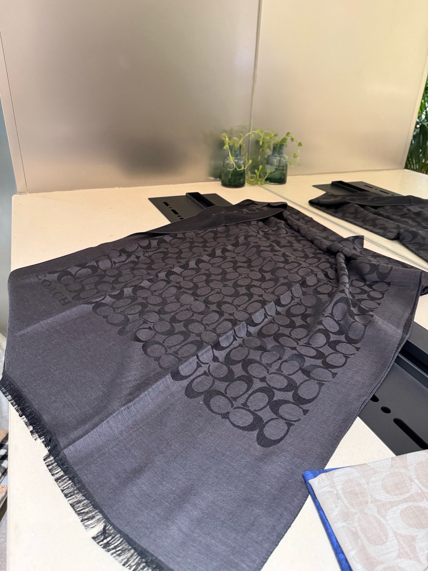 PCoach经典款围巾/大披肩。每个颜色都好看!超级舒适的款，大气奢华，中等厚度，可做披肩，办公室冷气足