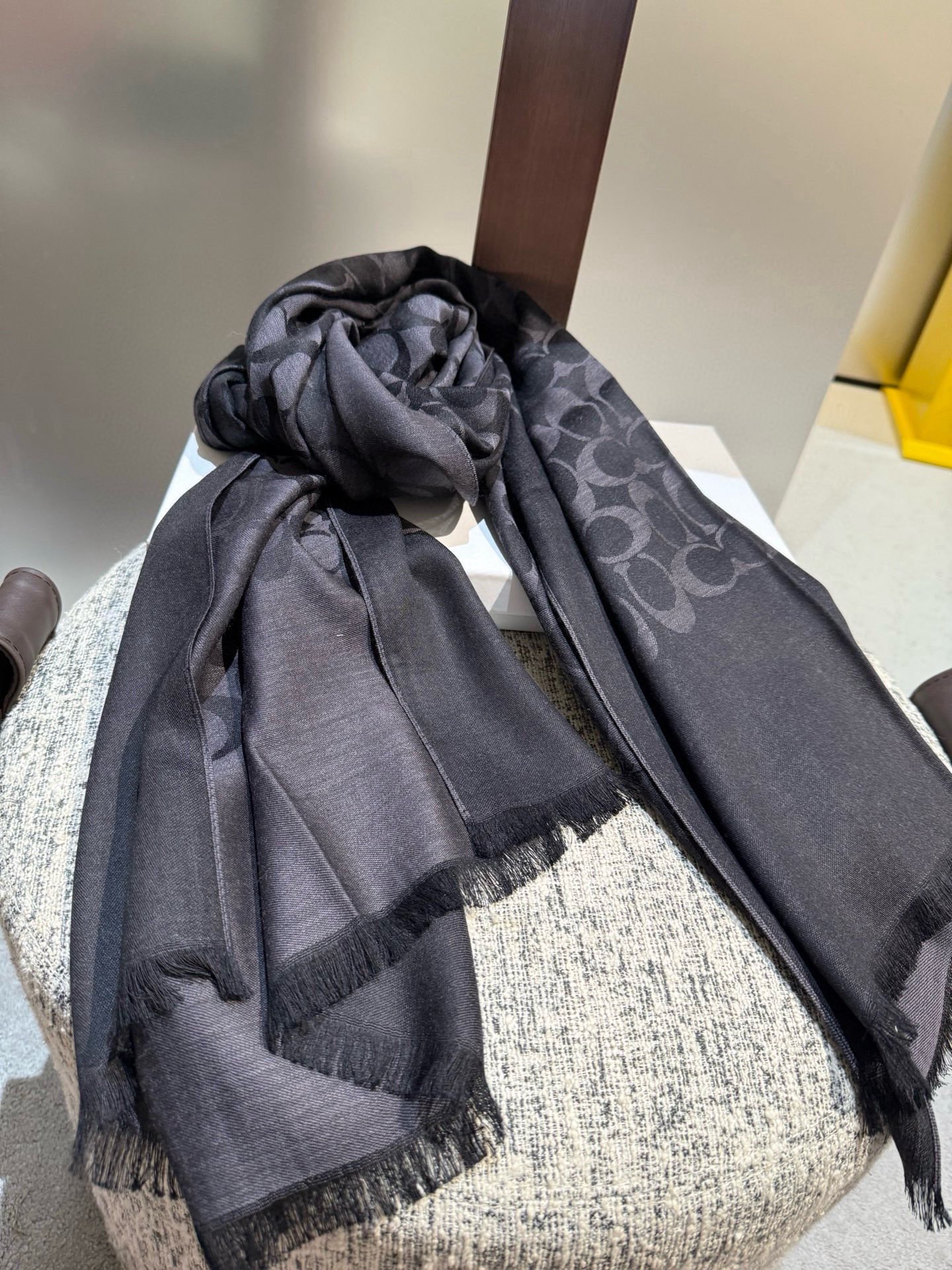 PCoach经典款围巾/大披肩。每个颜色都好看!超级舒适的款，大气奢华，中等厚度，可做披肩，办公室冷气足