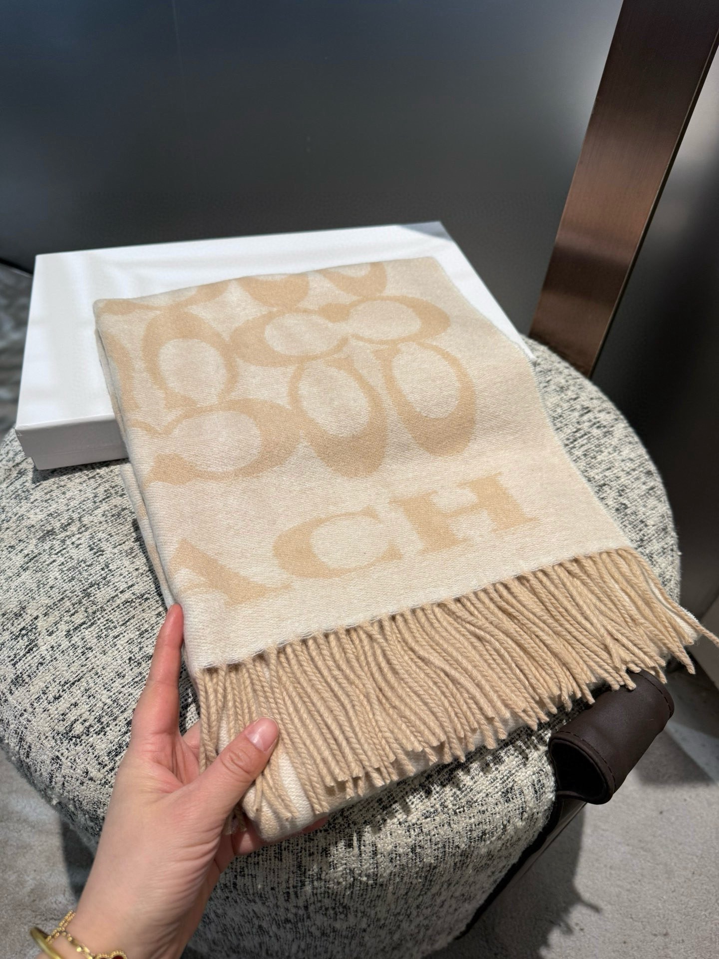 P蔻驰 2025年新款到！Coach爆款！三色披肩也太好看了吧！不仅有颜值还有品质，97%羊毛+3%羊绒