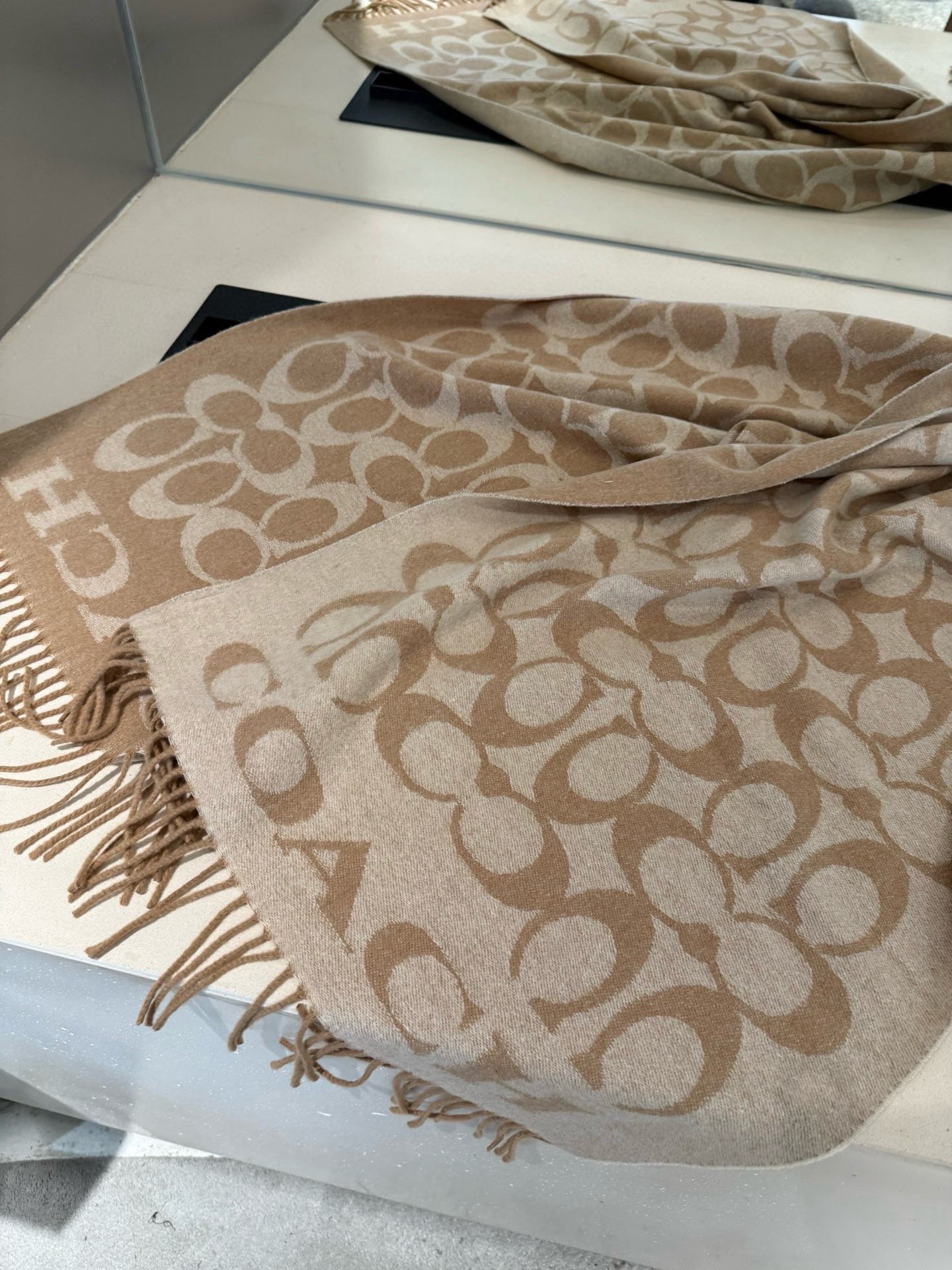 P蔻驰 2025年新款到！Coach爆款！三色披肩也太好看了吧！不仅有颜值还有品质，97%羊毛+3%羊绒