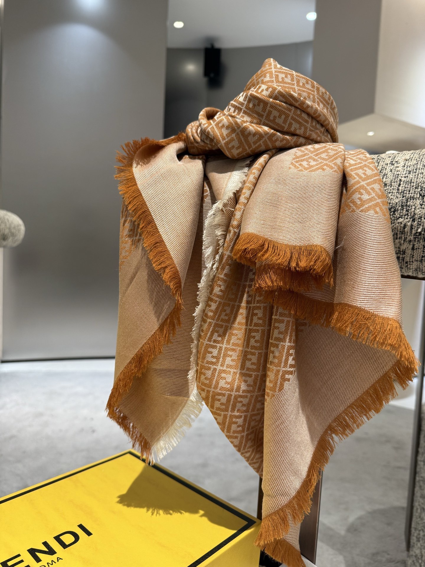 P𝐅𝐞𝐧𝐝𝐢 《FF字母提花披肩》𝐒𝐢𝐳𝐞:𝟏𝟒𝟎𝐱𝟏𝟒𝟎𝐜𝐦 双F提花大方巾，专柜新品·精美编织设计提