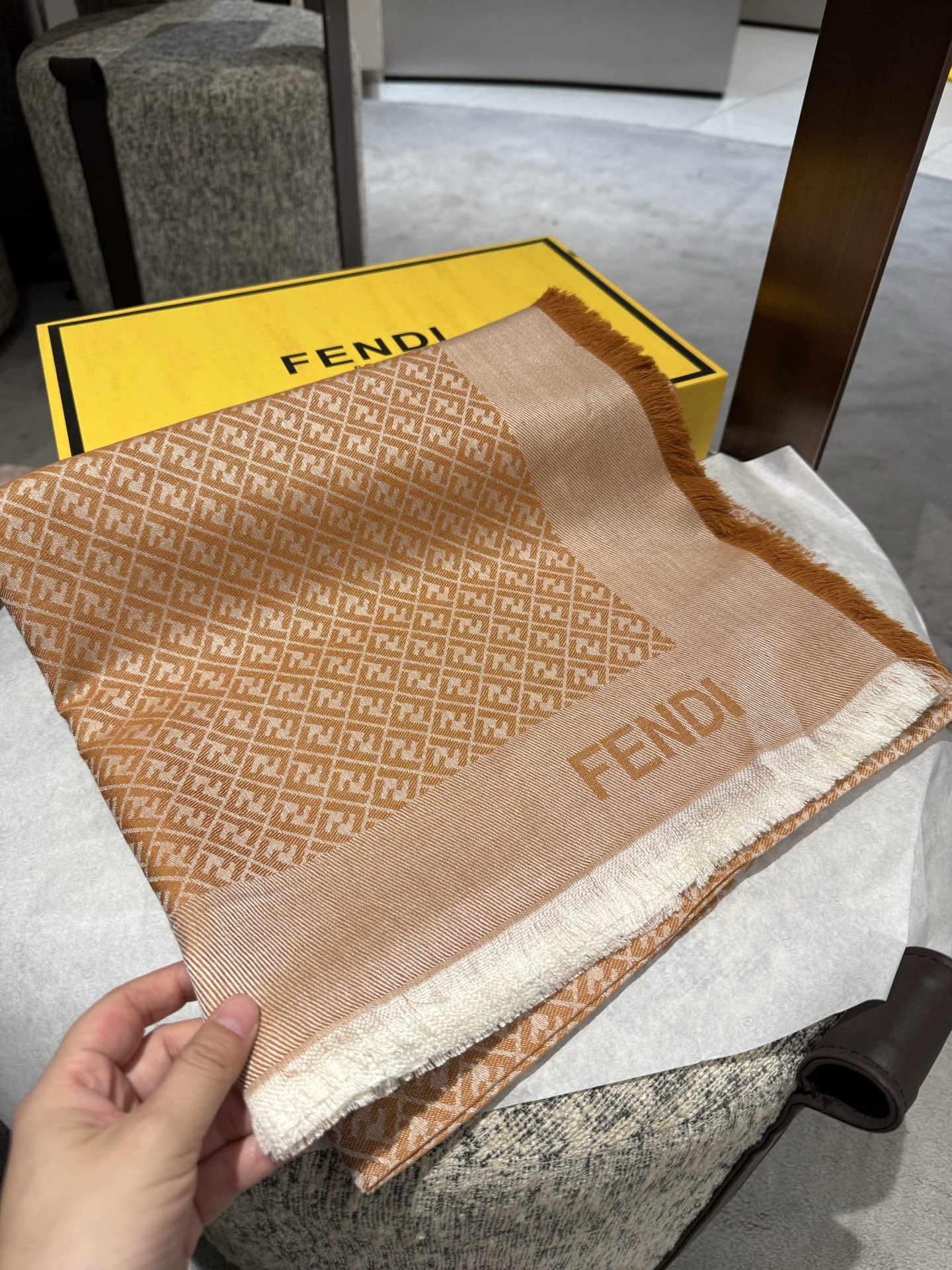 P𝐅𝐞𝐧𝐝𝐢 《FF字母提花披肩》𝐒𝐢𝐳𝐞:𝟏𝟒𝟎𝐱𝟏𝟒𝟎𝐜𝐦 双F提花大方巾，专柜新品·精美编织设计提