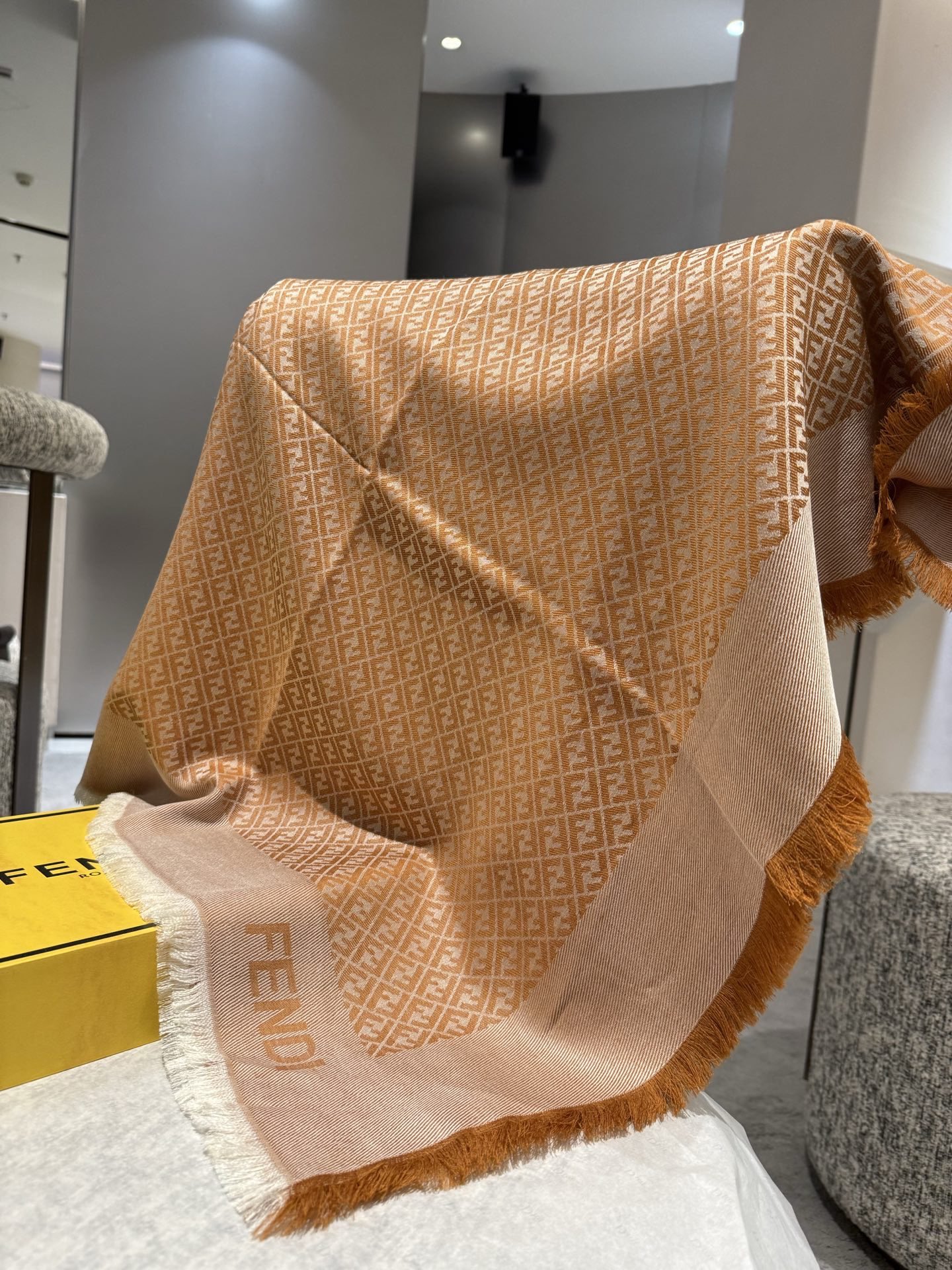 P𝐅𝐞𝐧𝐝𝐢 《FF字母提花披肩》𝐒𝐢𝐳𝐞:𝟏𝟒𝟎𝐱𝟏𝟒𝟎𝐜𝐦 双F提花大方巾，专柜新品·精美编织设计提