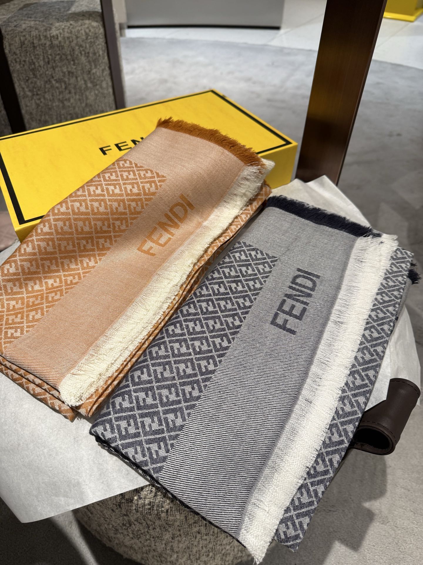 P𝐅𝐞𝐧𝐝𝐢 《FF字母提花披肩》𝐒𝐢𝐳𝐞:𝟏𝟒𝟎𝐱𝟏𝟒𝟎𝐜𝐦 双F提花大方巾，专柜新品·精美编织设计提