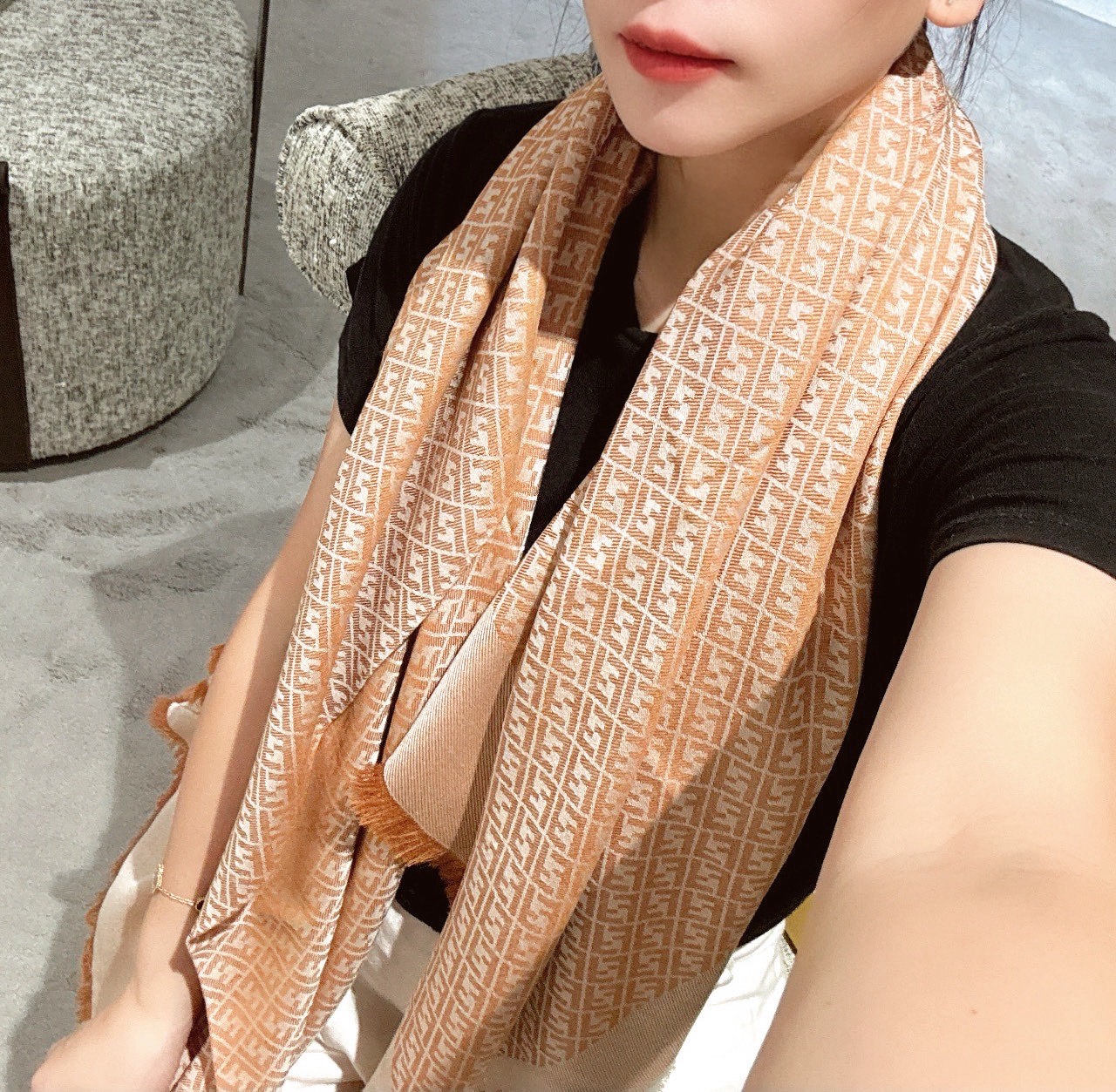 P𝐅𝐞𝐧𝐝𝐢 《FF字母提花披肩》𝐒𝐢𝐳𝐞:𝟏𝟒𝟎𝐱𝟏𝟒𝟎𝐜𝐦 双F提花大方巾，专柜新品·精美编织设计提