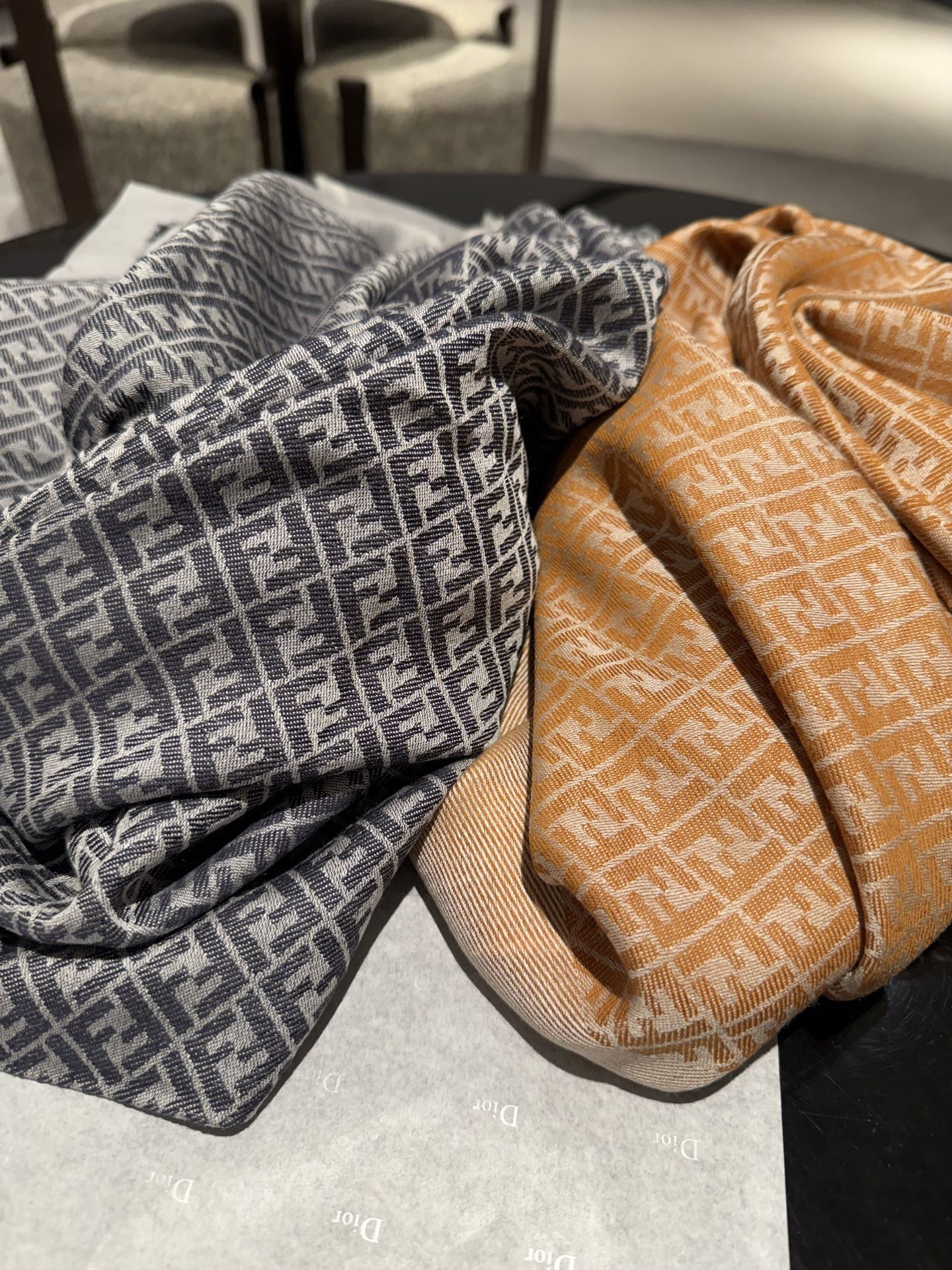 P𝐅𝐞𝐧𝐝𝐢 《FF字母提花披肩》𝐒𝐢𝐳𝐞:𝟏𝟒𝟎𝐱𝟏𝟒𝟎𝐜𝐦 双F提花大方巾，专柜新品·精美编织设计提