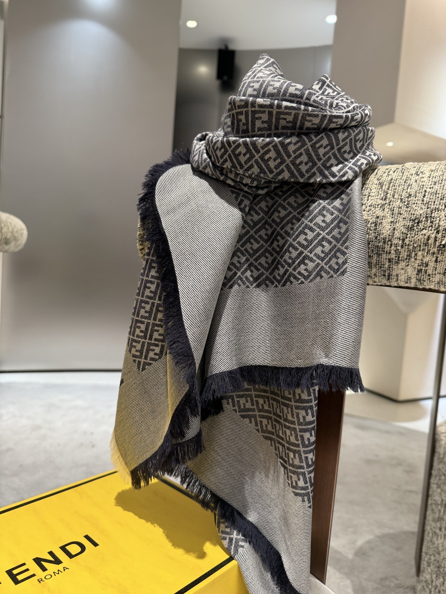P𝐅𝐞𝐧𝐝𝐢 《FF字母提花披肩》𝐒𝐢𝐳𝐞:𝟏𝟒𝟎𝐱𝟏𝟒𝟎𝐜𝐦 双F提花大方巾，专柜新品·精美编织设计提