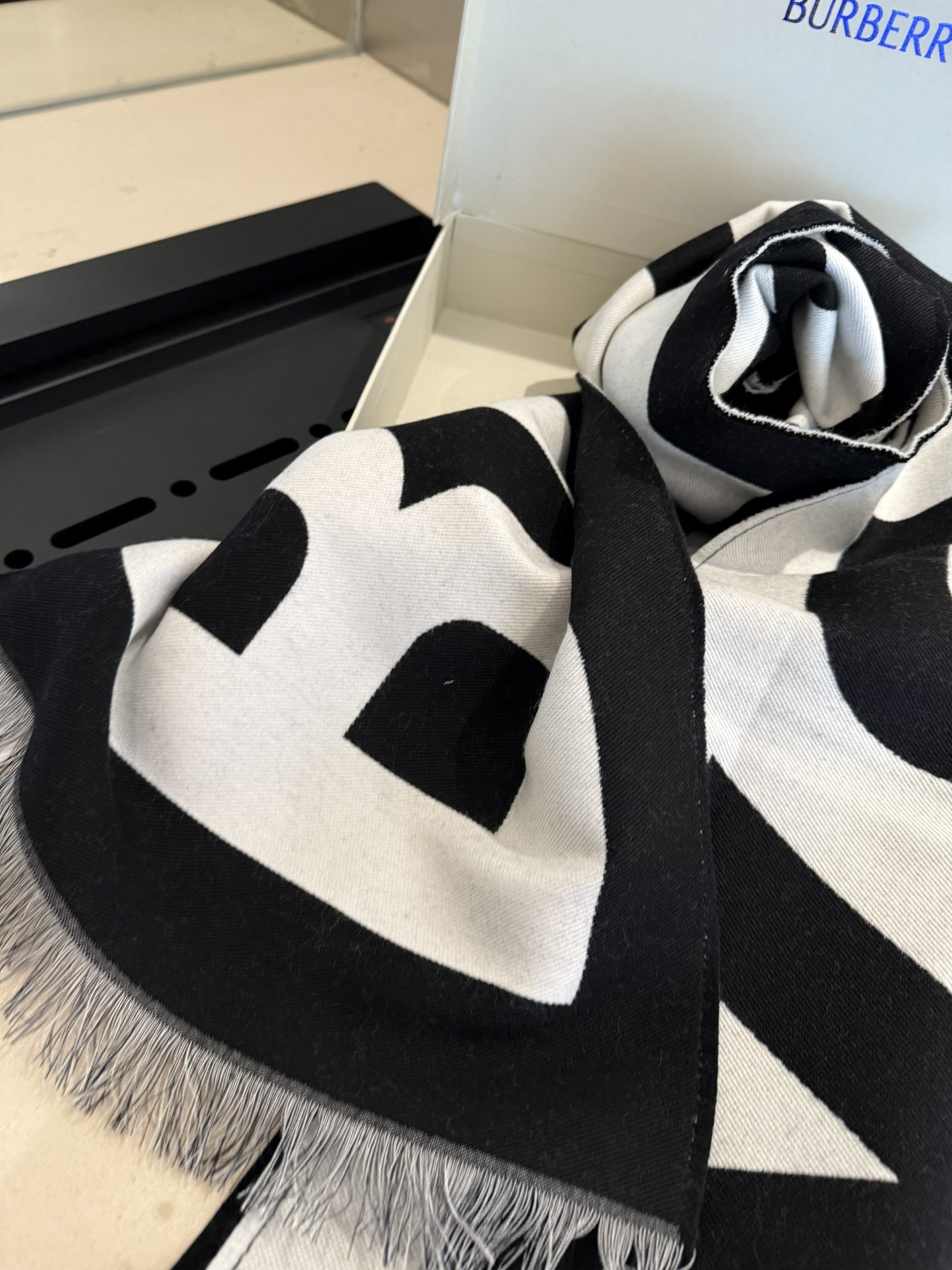 P高版本【B大字母双面长巾】免代购，专柜新色，真香必入推荐款！全网最好的品质推荐给我的老姐妹们，须边细节