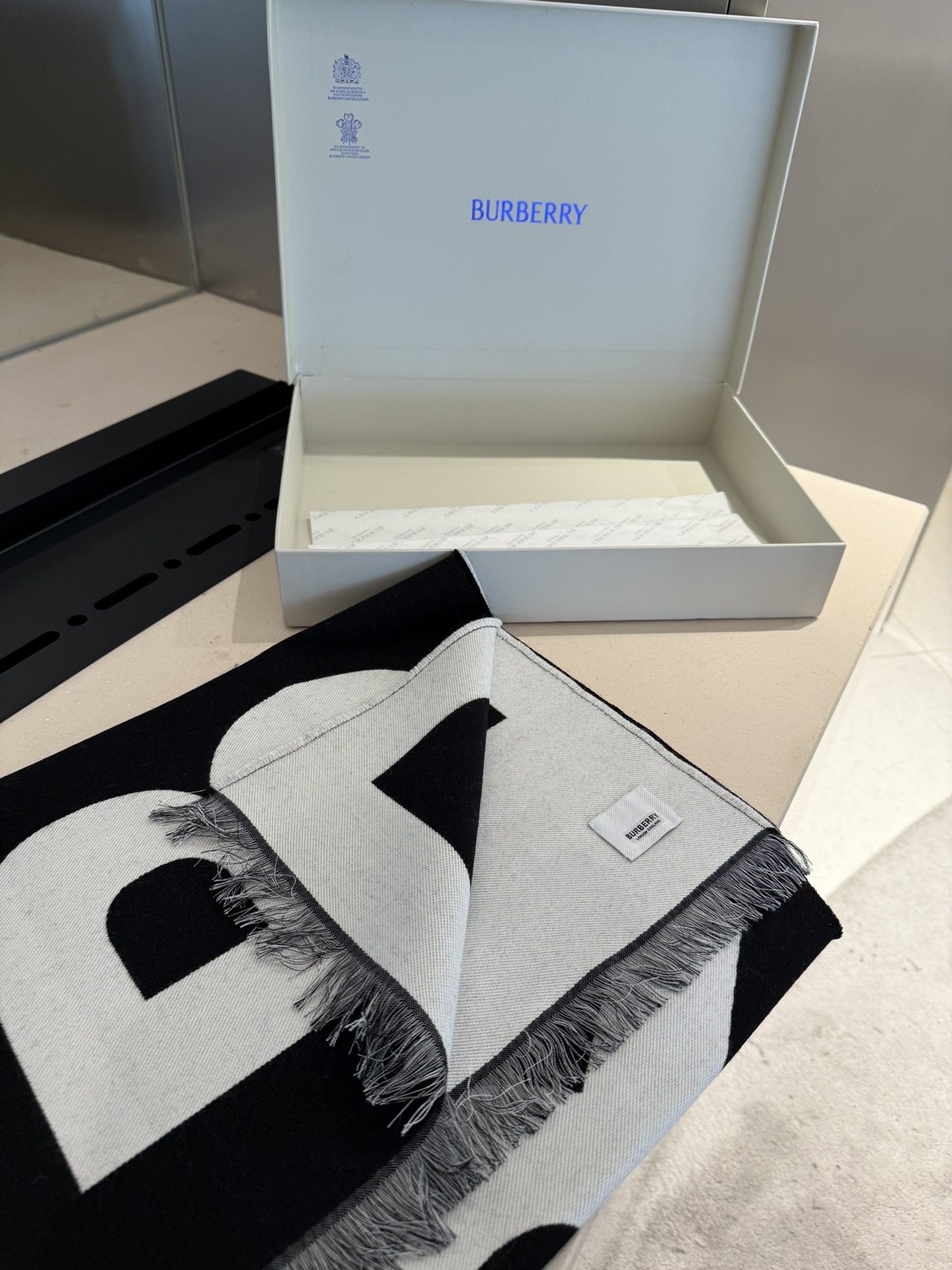 P高版本【B大字母双面长巾】免代购，专柜新色，真香必入推荐款！全网最好的品质推荐给我的老姐妹们，须边细节