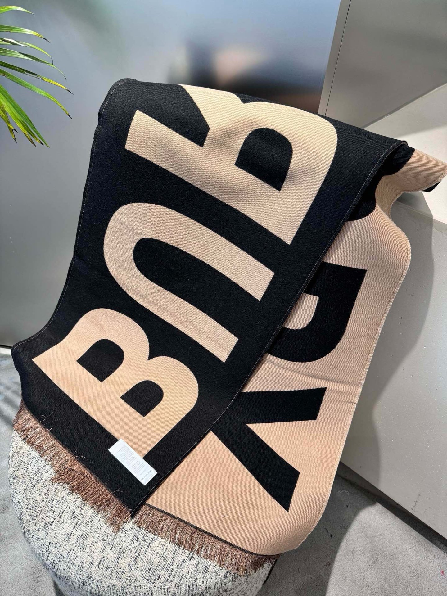 P高版本【B大字母双面长巾】免代购，专柜新色，真香必入推荐款！全网最好的品质推荐给我的老姐妹们，须边细节