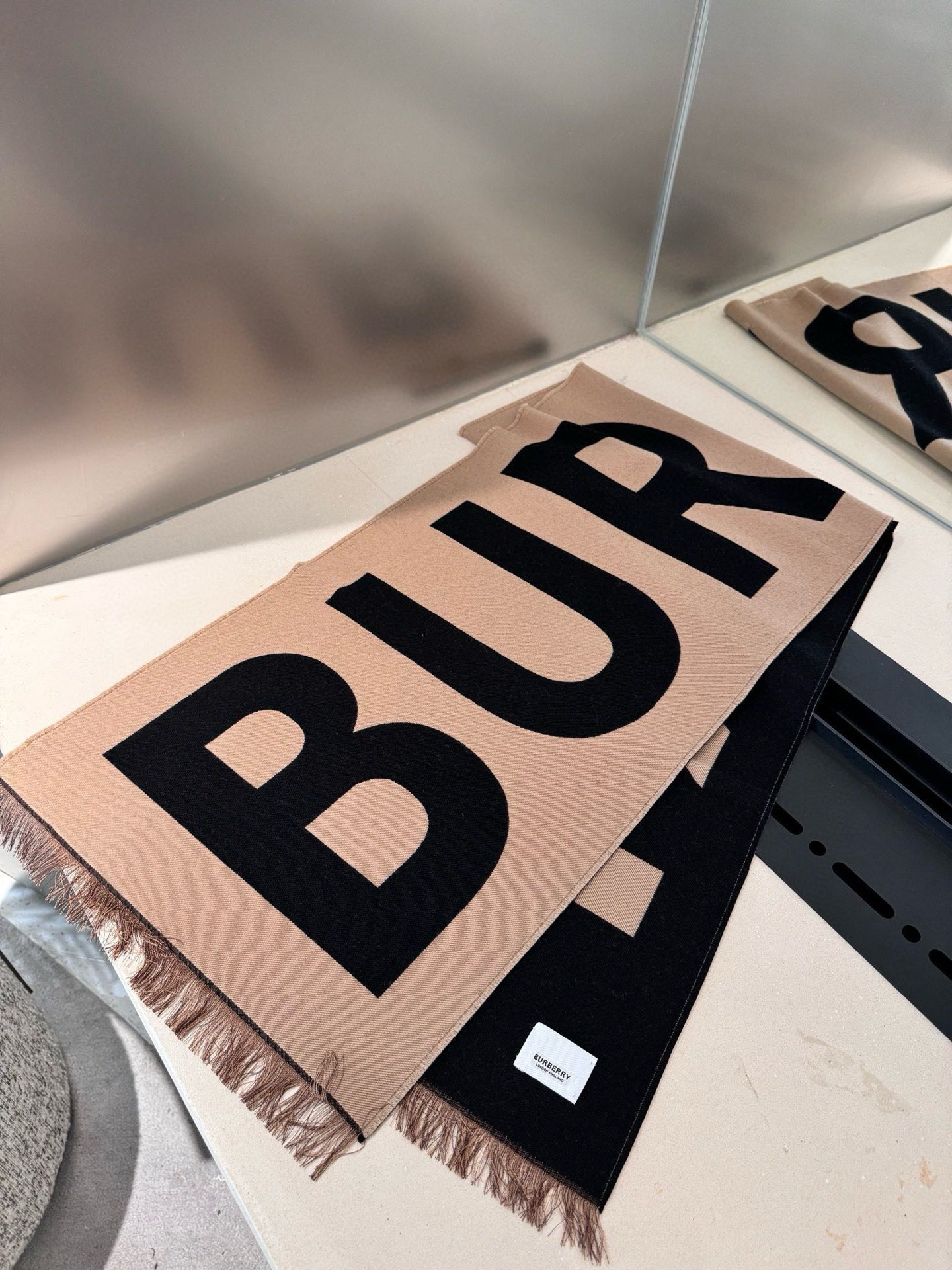 P高版本【B大字母双面长巾】免代购，专柜新色，真香必入推荐款！全网最好的品质推荐给我的老姐妹们，须边细节