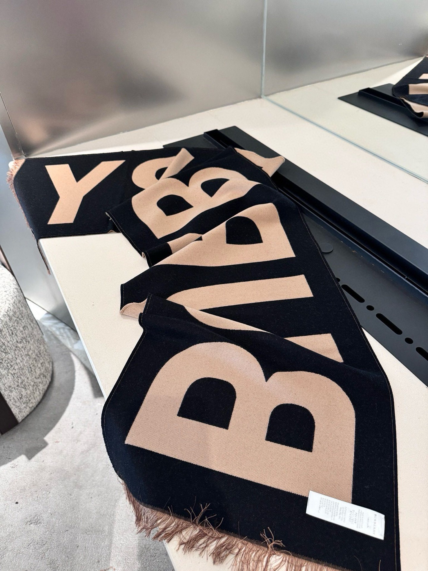 P高版本【B大字母双面长巾】免代购，专柜新色，真香必入推荐款！全网最好的品质推荐给我的老姐妹们，须边细节