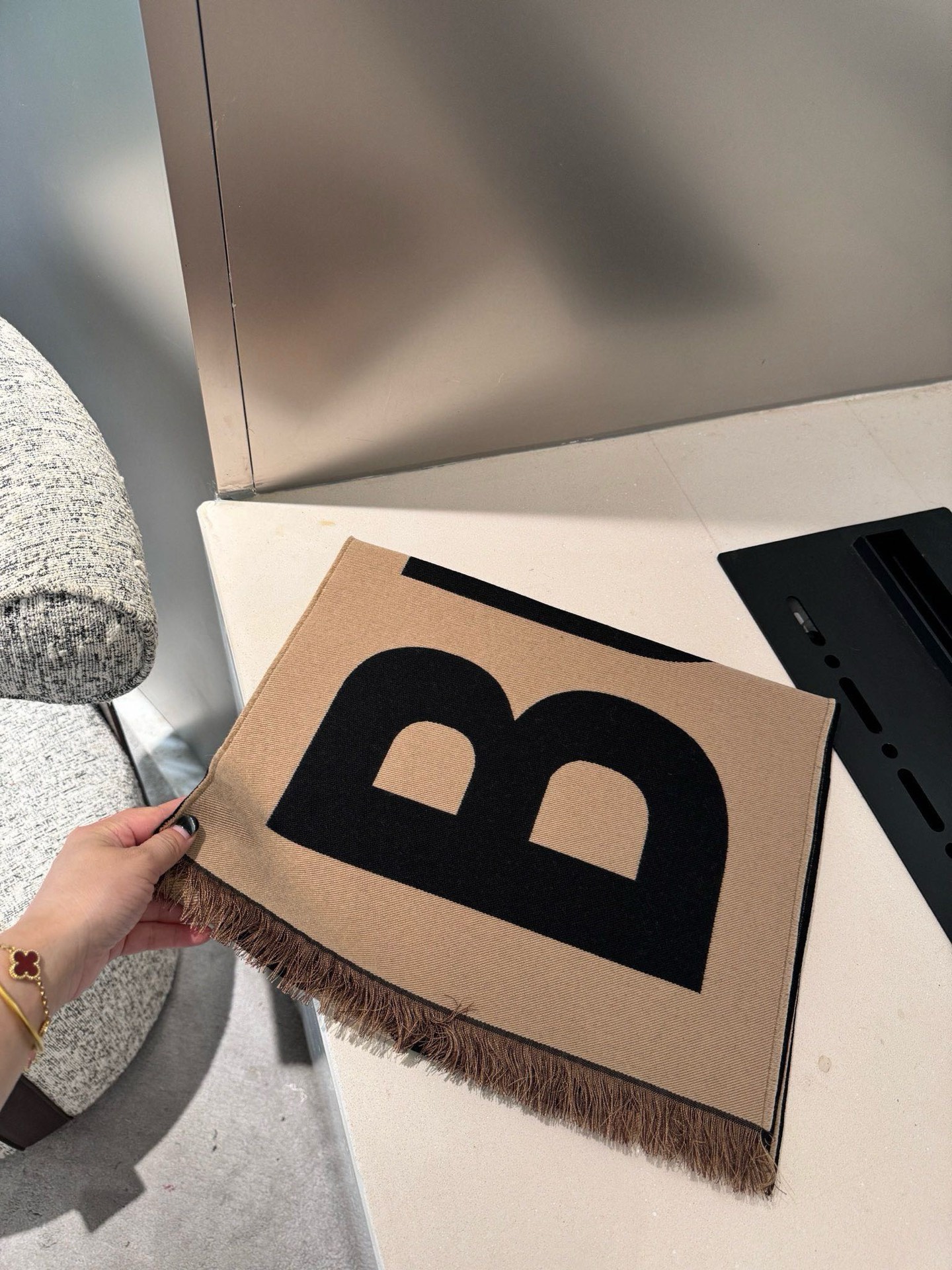 P高版本【B大字母双面长巾】免代购，专柜新色，真香必入推荐款！全网最好的品质推荐给我的老姐妹们，须边细节