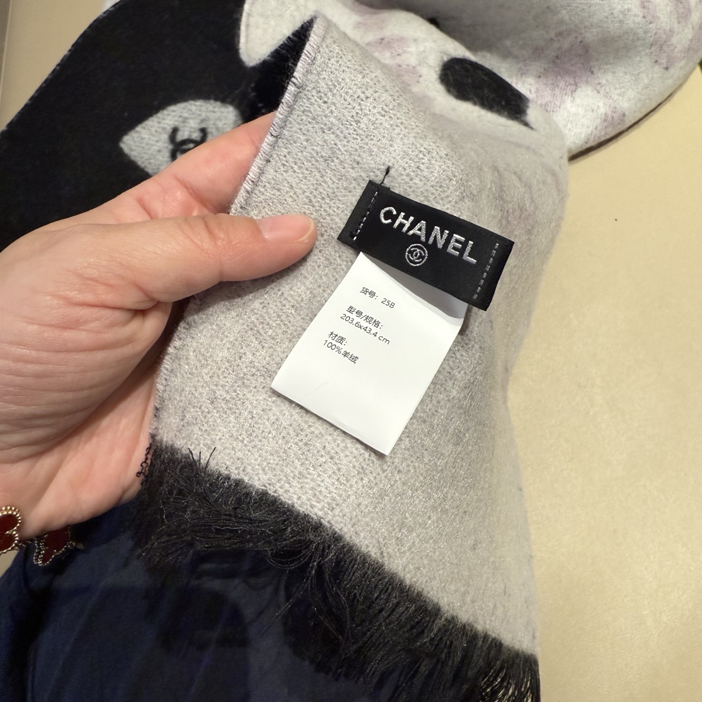 P🆕Chanel 25B珍珠coco50*200cm.100%山羊绒精选顶级山羊绒/绵羊毛/桑蚕丝，融合