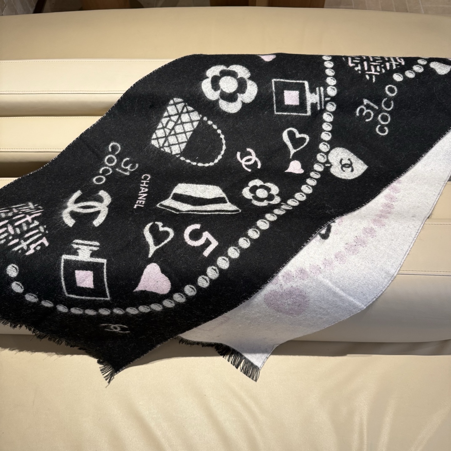 P🆕Chanel 25B珍珠coco50*200cm.100%山羊绒精选顶级山羊绒/绵羊毛/桑蚕丝，融合