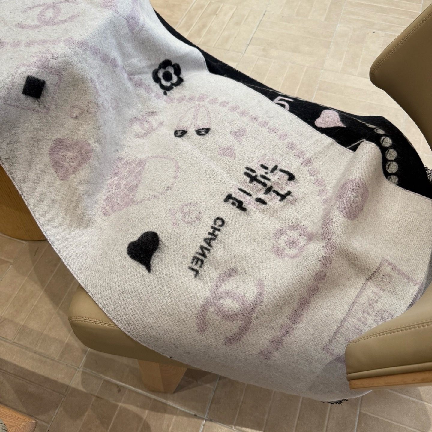 P🆕Chanel 25B珍珠coco50*200cm.100%山羊绒精选顶级山羊绒/绵羊毛/桑蚕丝，融合