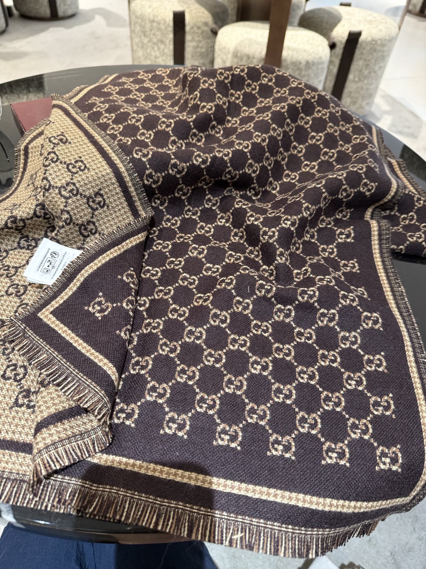 PG家最新款风格小字母面料：羊毛，尺寸：47*180羊毛真丝围巾，装饰超大造型设计GG图案。于1970年