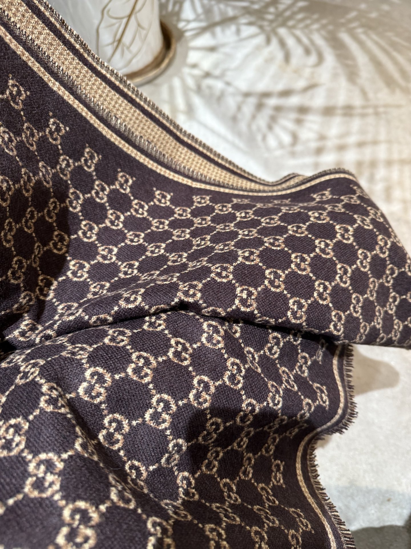 PG家最新款风格小字母面料：羊毛，尺寸：47*180羊毛真丝围巾，装饰超大造型设计GG图案。于1970年