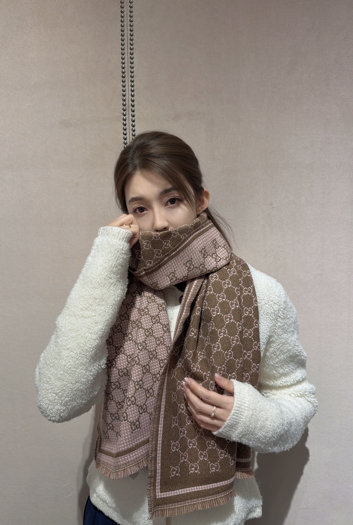 PG家最新款风格小字母面料：羊毛，尺寸：47*180羊毛真丝围巾，装饰超大造型设计GG图案。于1970年