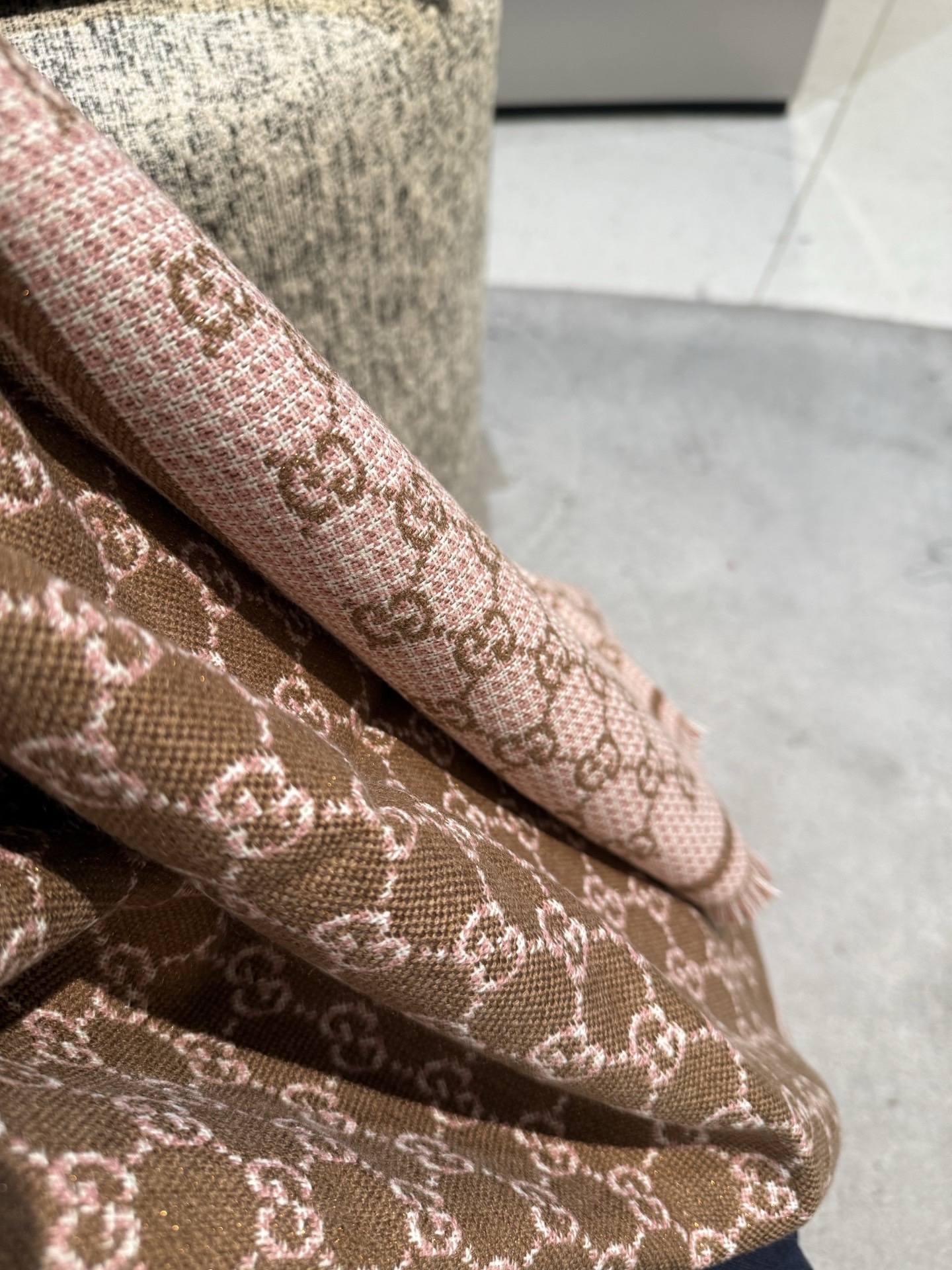 PG家最新款风格小字母面料：羊毛，尺寸：47*180羊毛真丝围巾，装饰超大造型设计GG图案。于1970年