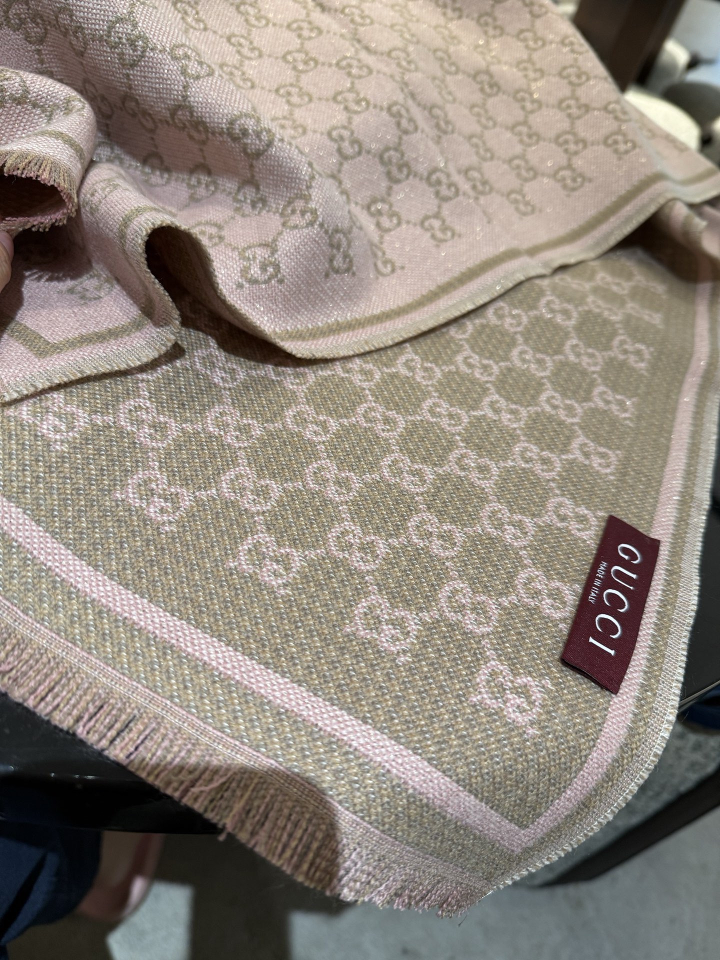 PG家最新款风格小字母面料：羊毛，尺寸：47*180羊毛真丝围巾，装饰超大造型设计GG图案。于1970年