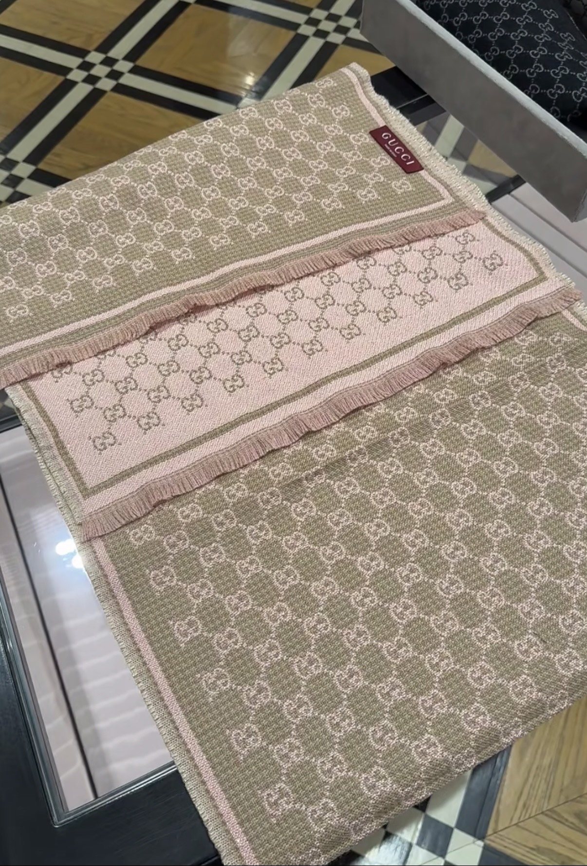 PG家最新款风格小字母面料：羊毛，尺寸：47*180羊毛真丝围巾，装饰超大造型设计GG图案。于1970年