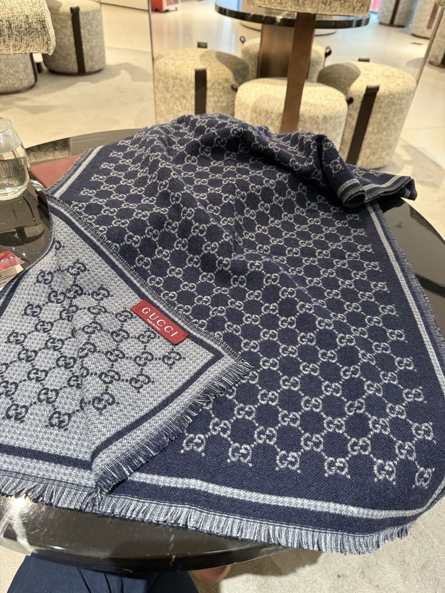 PG家最新款风格小字母面料：羊毛，尺寸：47*180羊毛真丝围巾，装饰超大造型设计GG图案。于1970年