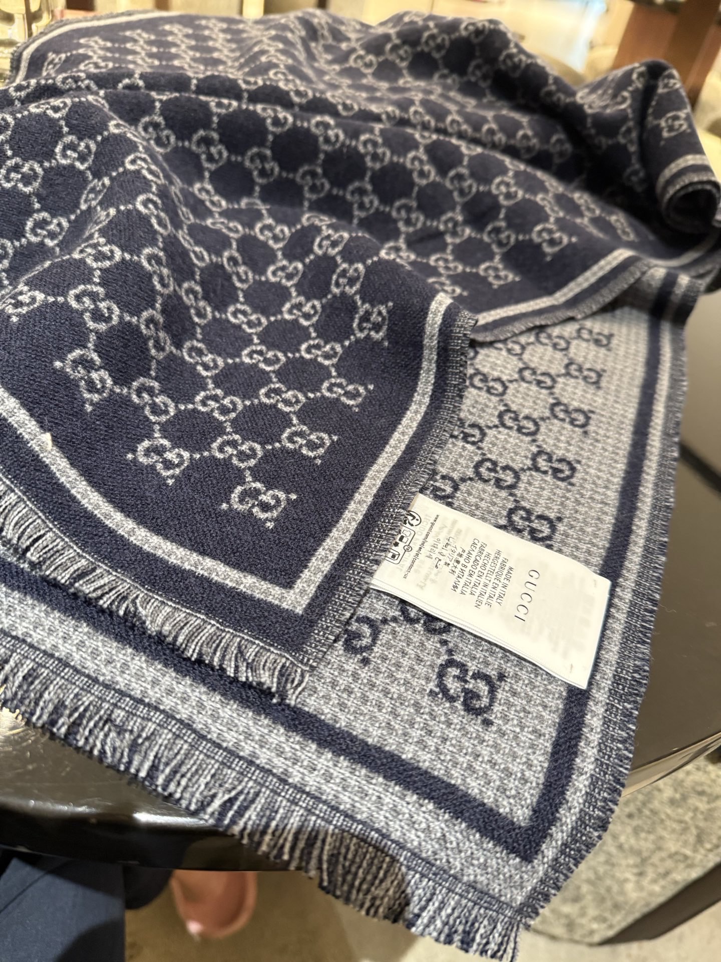 PG家最新款风格小字母面料：羊毛，尺寸：47*180羊毛真丝围巾，装饰超大造型设计GG图案。于1970年