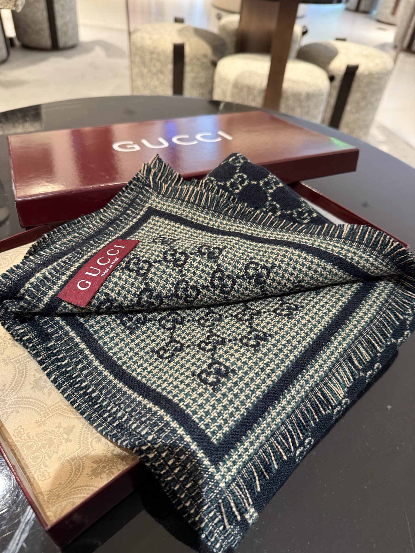 PG家最新款风格小字母面料：羊毛，尺寸：47*180羊毛真丝围巾，装饰超大造型设计GG图案。于1970年