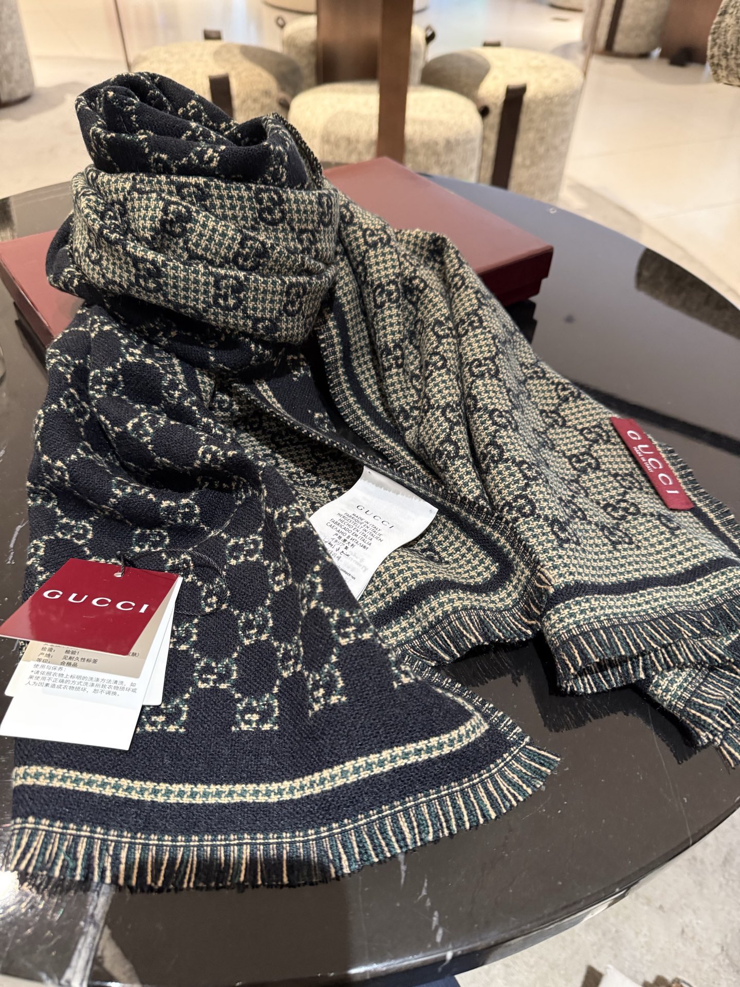 PG家最新款风格小字母面料：羊毛，尺寸：47*180羊毛真丝围巾，装饰超大造型设计GG图案。于1970年