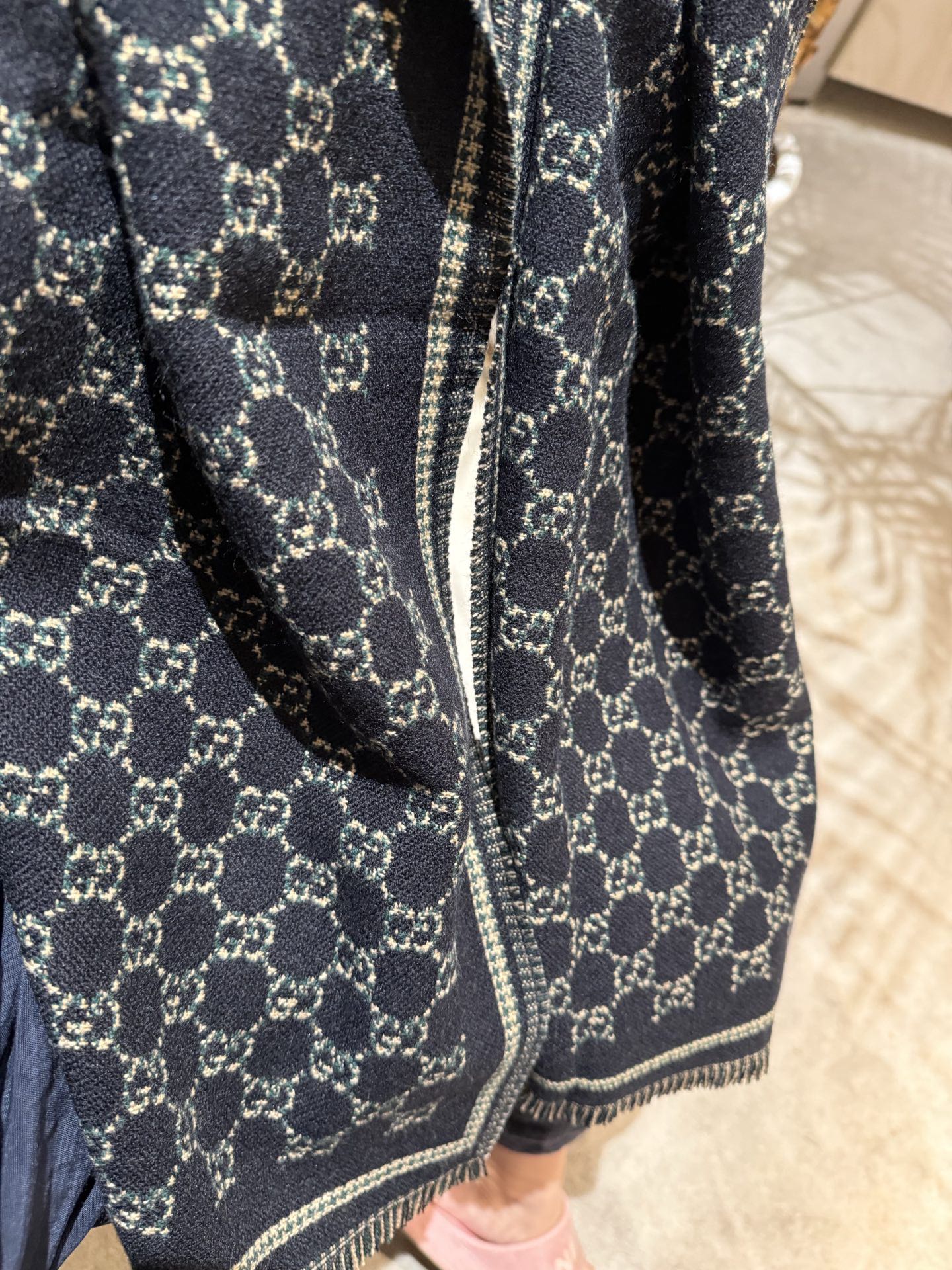 PG家最新款风格小字母面料：羊毛，尺寸：47*180羊毛真丝围巾，装饰超大造型设计GG图案。于1970年